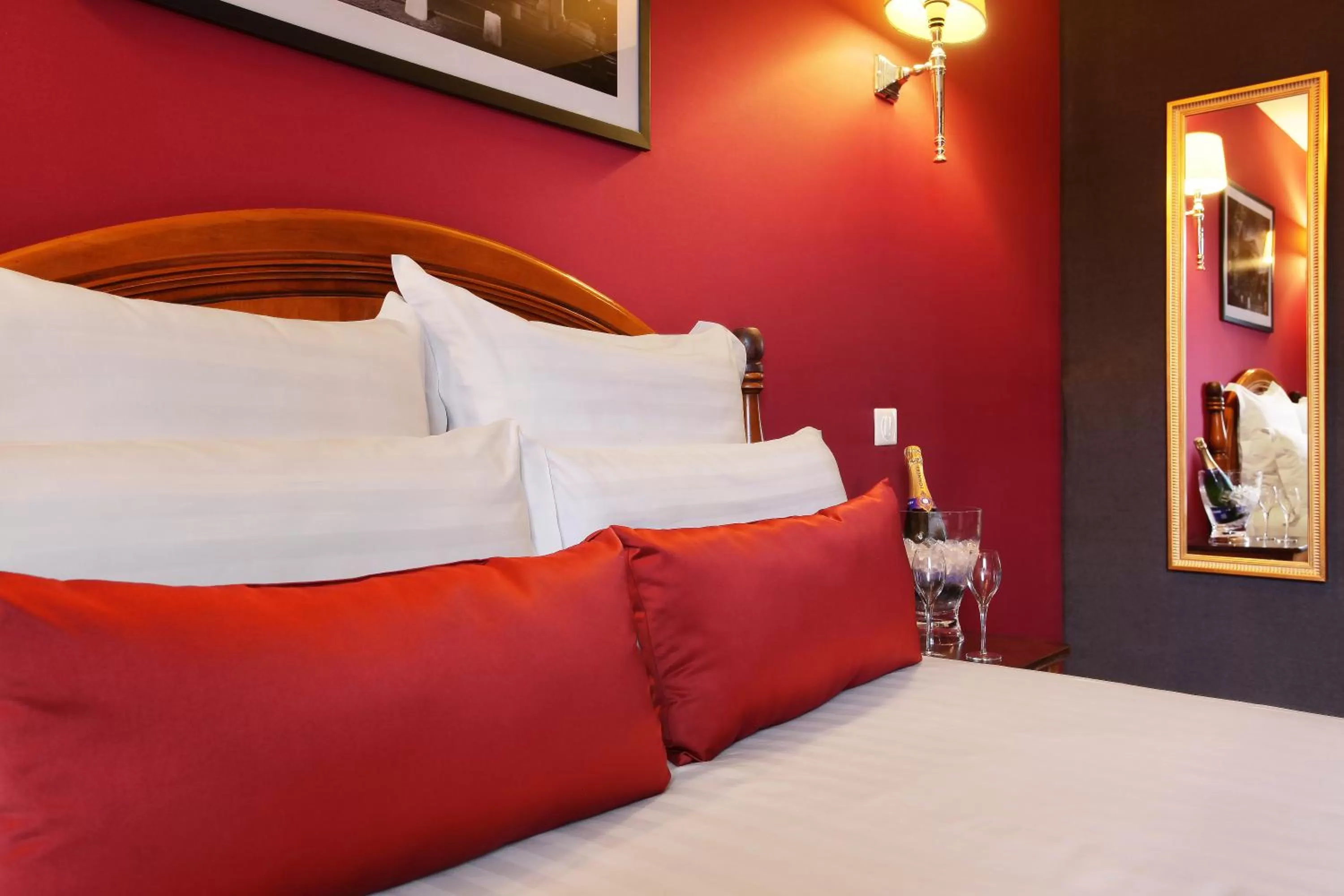 Bedroom, Bed in Hotel Trianon Rive Gauche