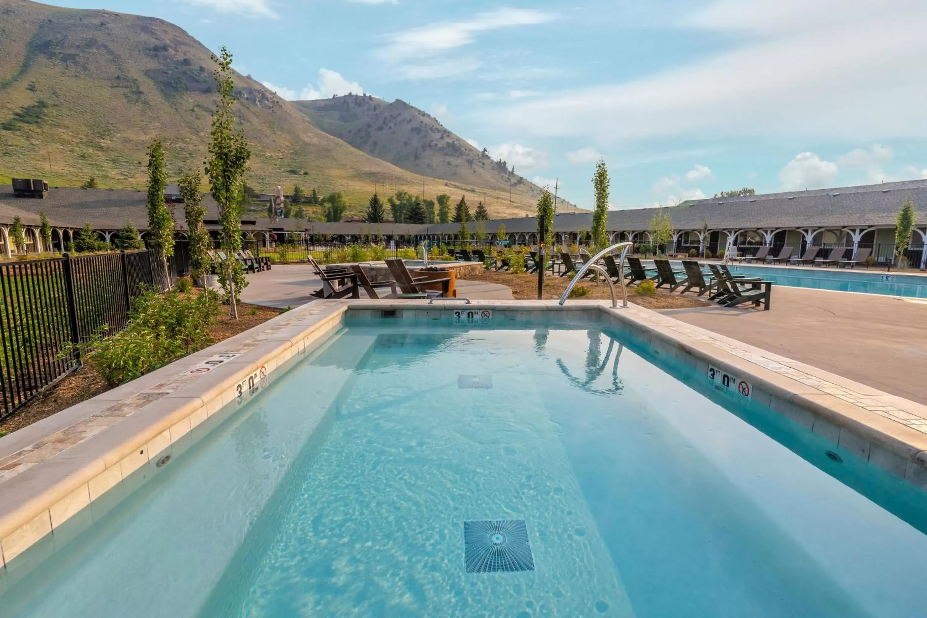 Hot Tub, Swimming Pool in The Virginian Lodge