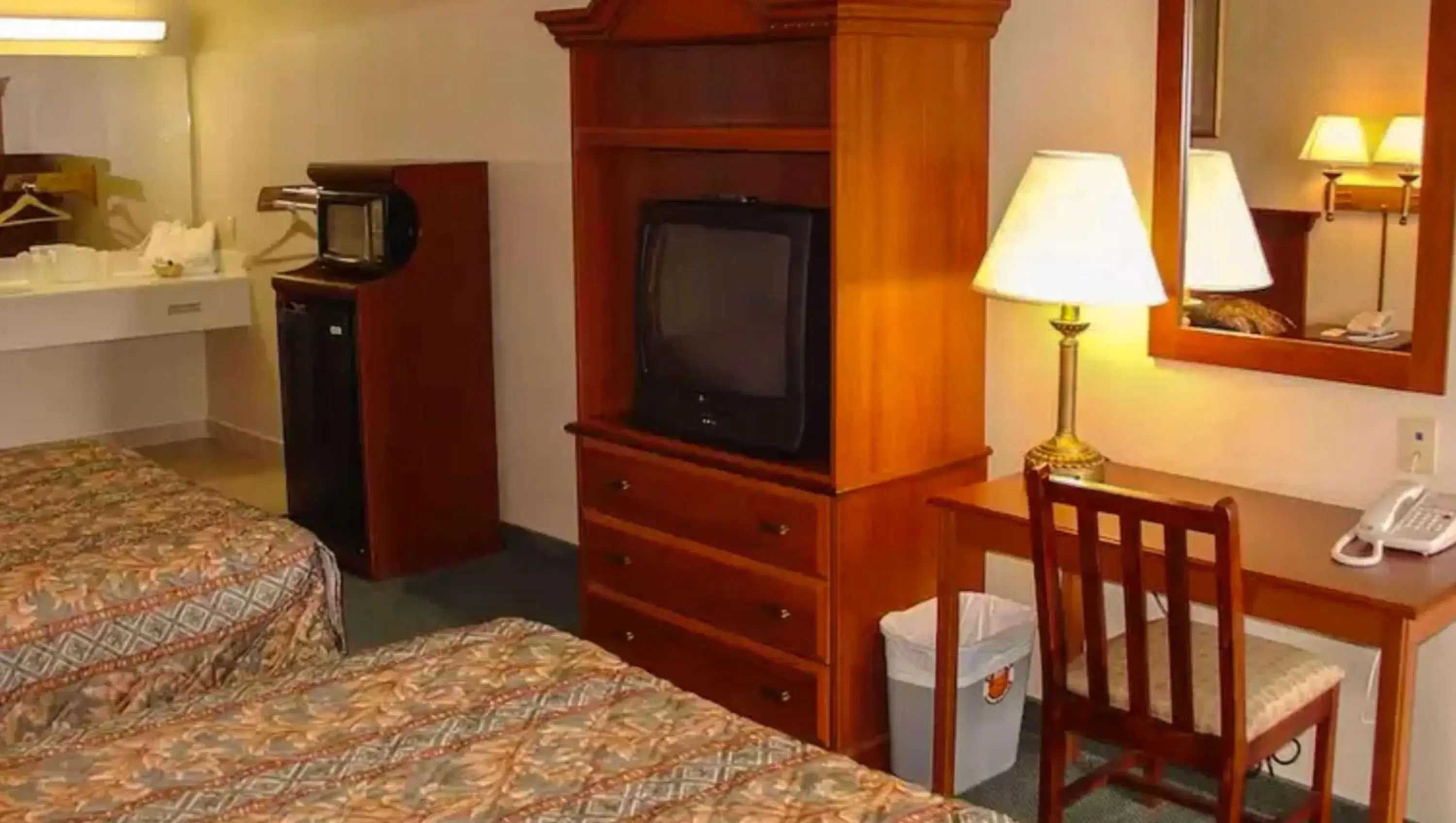 Photo of the whole room, TV/Entertainment Center in Country Inn Banning