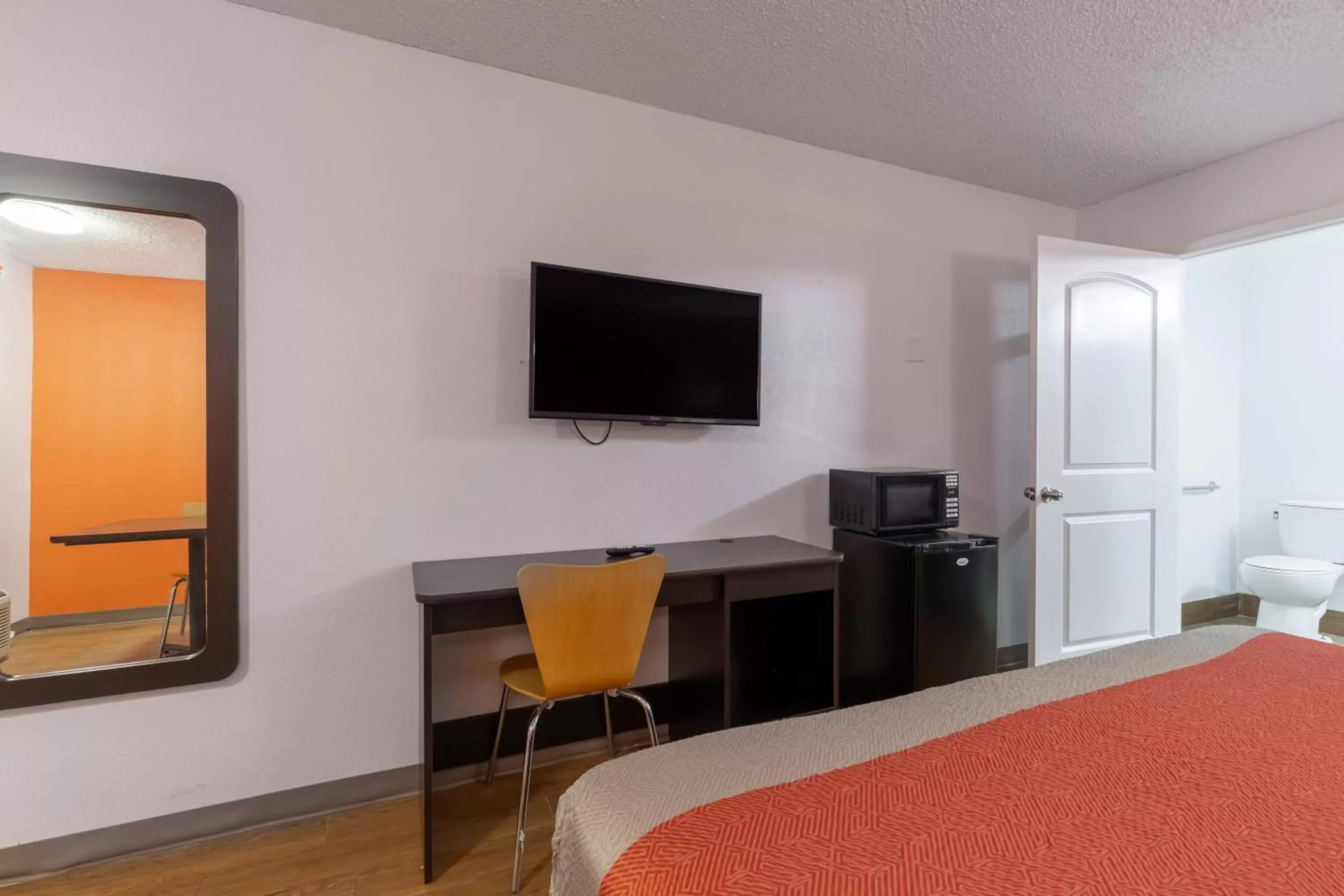 Bedroom, TV/Entertainment Center in Motel 6-Bryan, TX - University Area