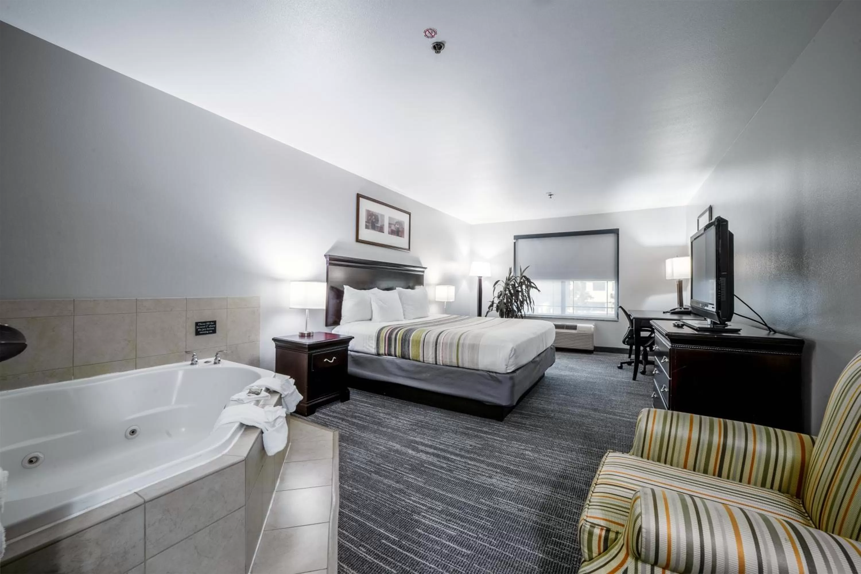 Bedroom, Bed in Country Inn & Suites by Radisson, Ontario at Ontario Mills, CA