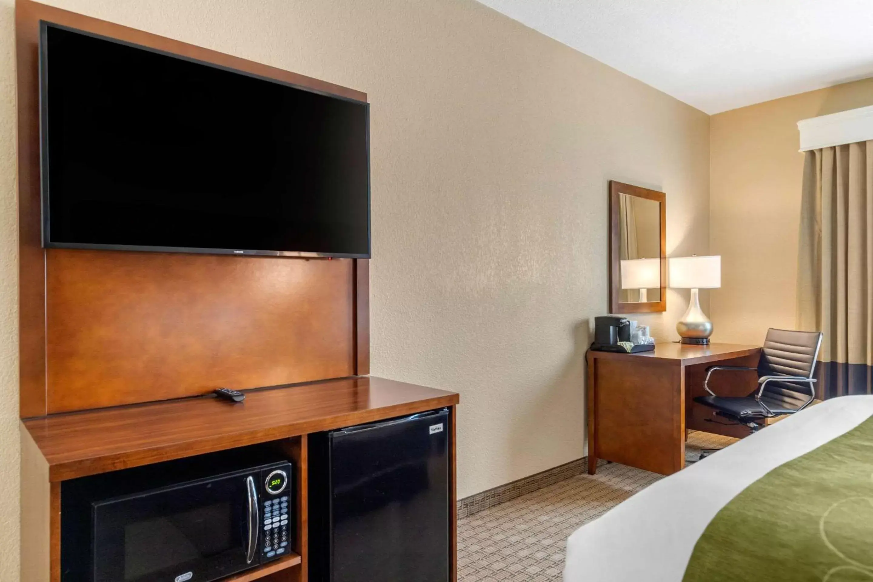 Photo of the whole room, TV/Entertainment Center in Comfort Suites Airport North