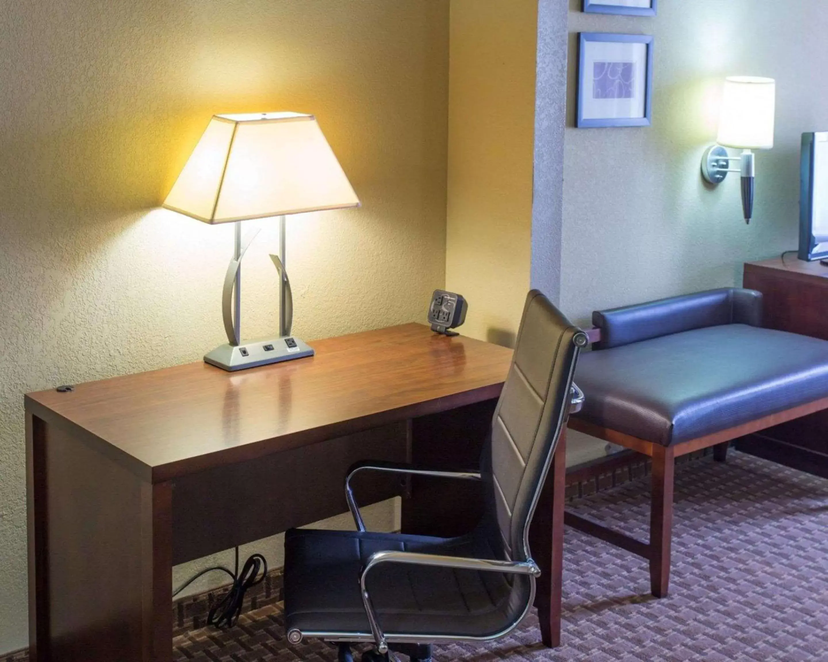 Photo of the whole room, Seating Area in Comfort Suites Port Allen - Baton Rouge