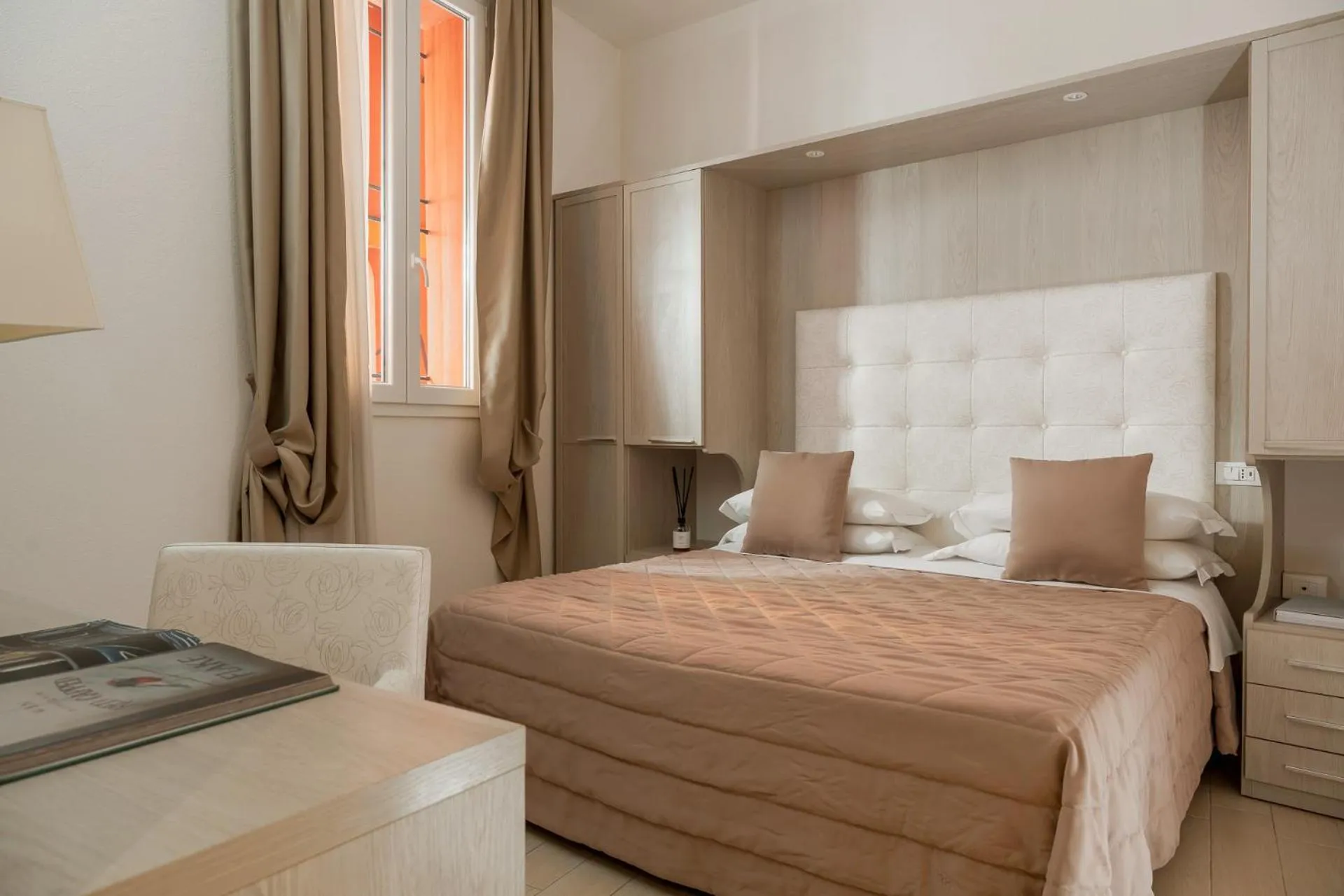 Photo of the whole room, Bed in Albergo Rossini 1936 - Small & Charming