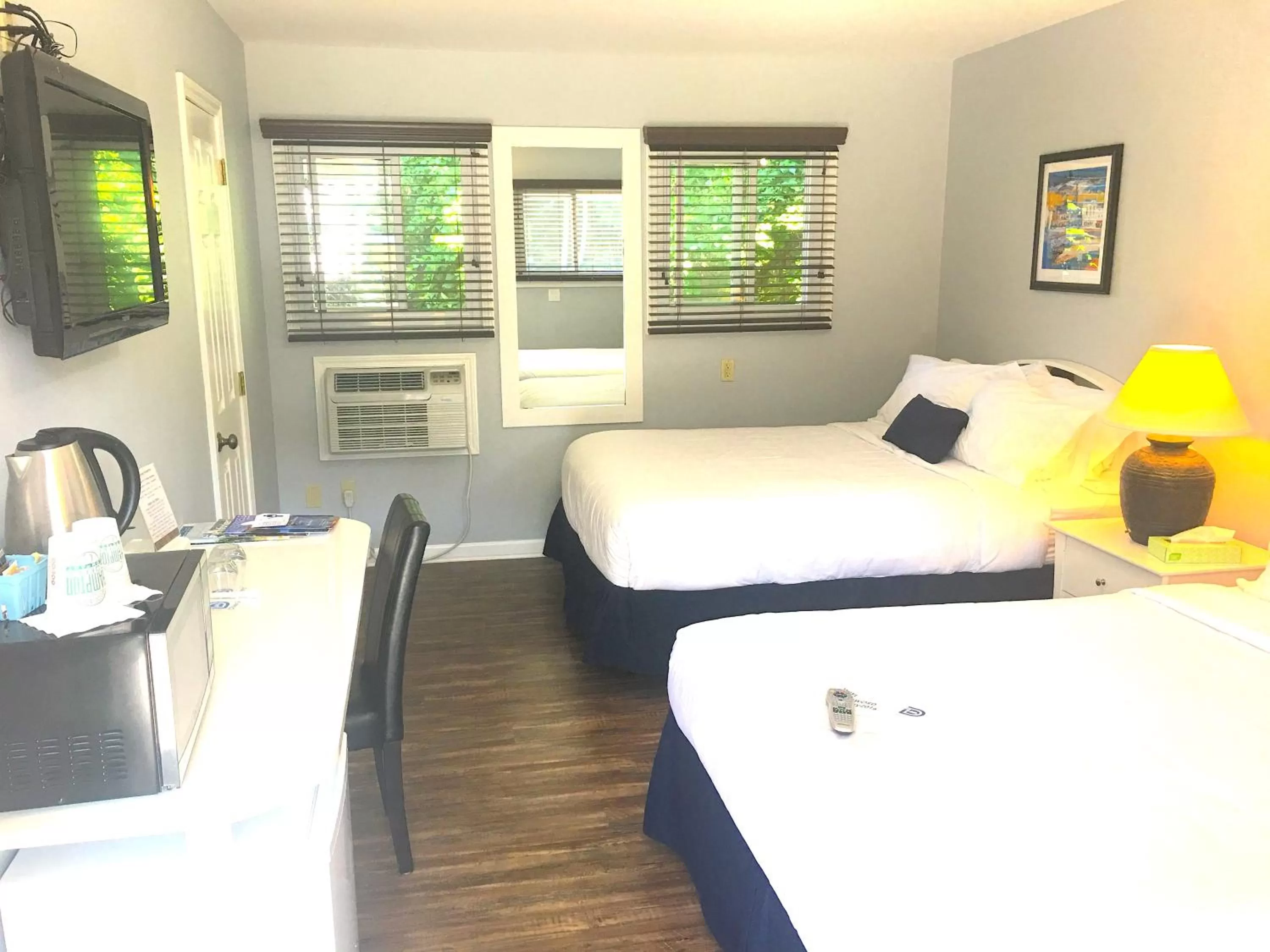 Photo of the whole room in Shorewood Inn