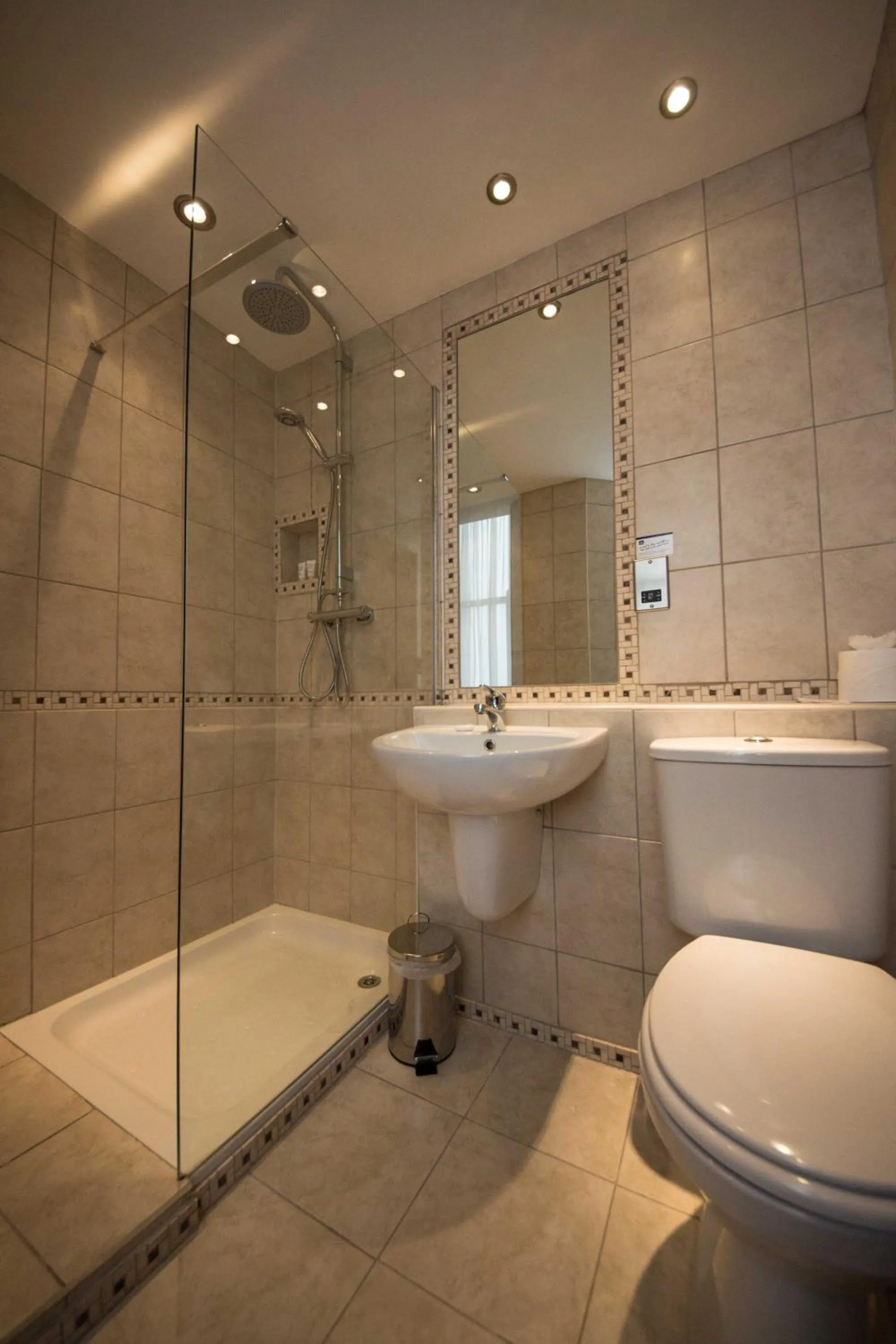 Shower in Best Western York House Hotel