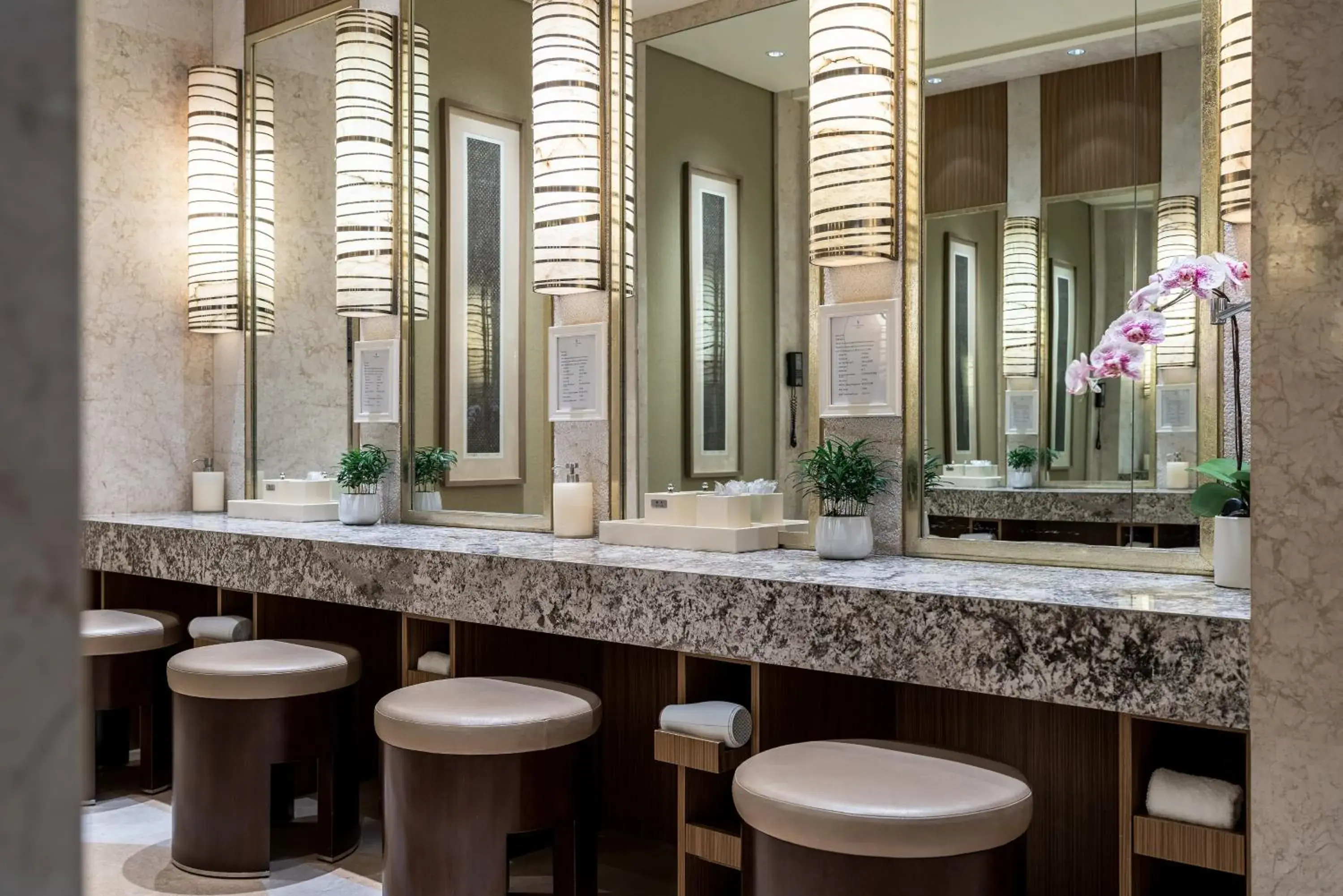 Toilet, Lounge/Bar in Four Seasons Hotel Beijing