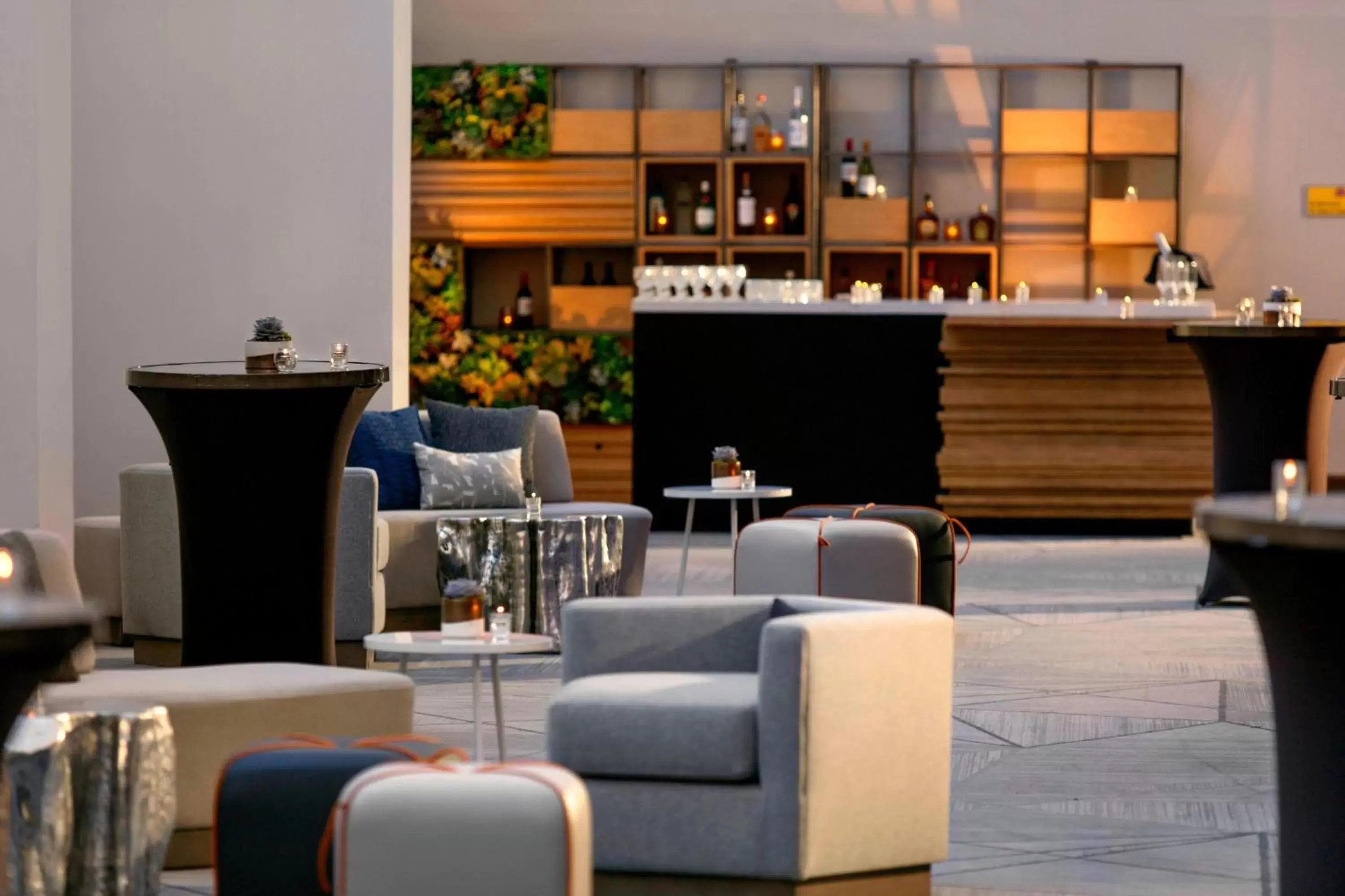 Meeting/conference room, Lounge/Bar in Renaissance Denver Central Park Hotel
