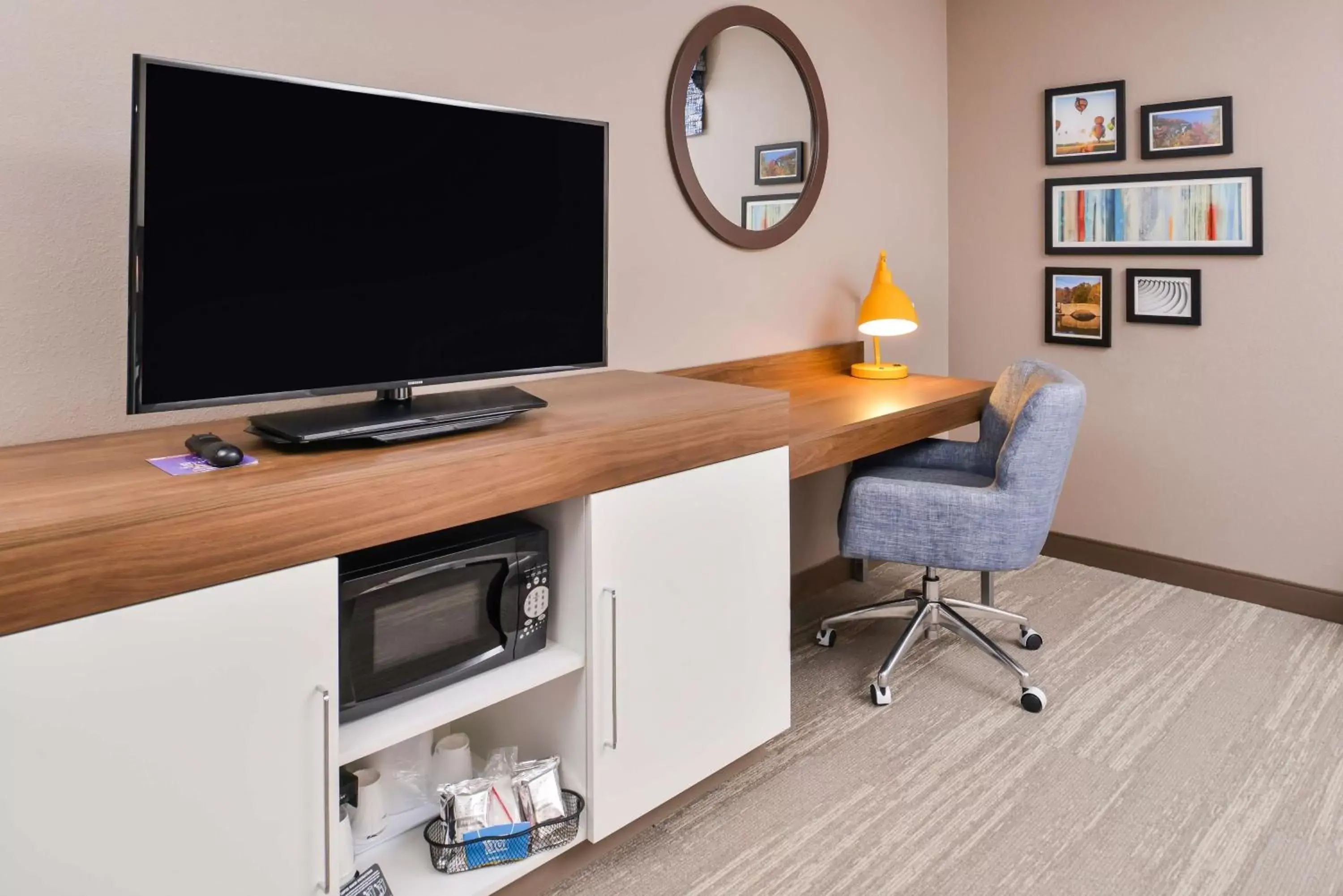 Bedroom, TV/Entertainment Center in Hampton Inn Statesville