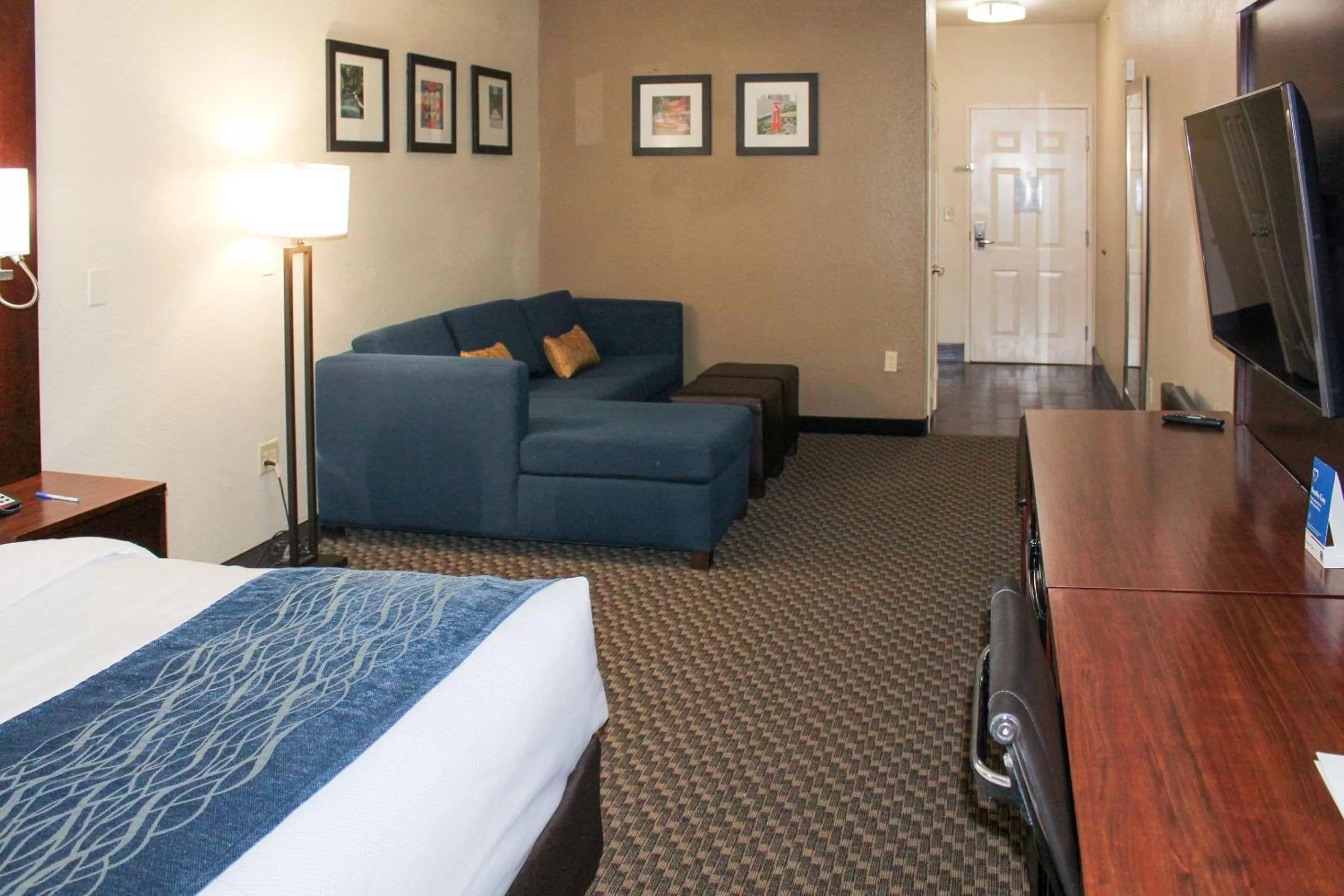 Photo of the whole room, Bed in Comfort Inn & Suites Near Six Flags & Medical Center