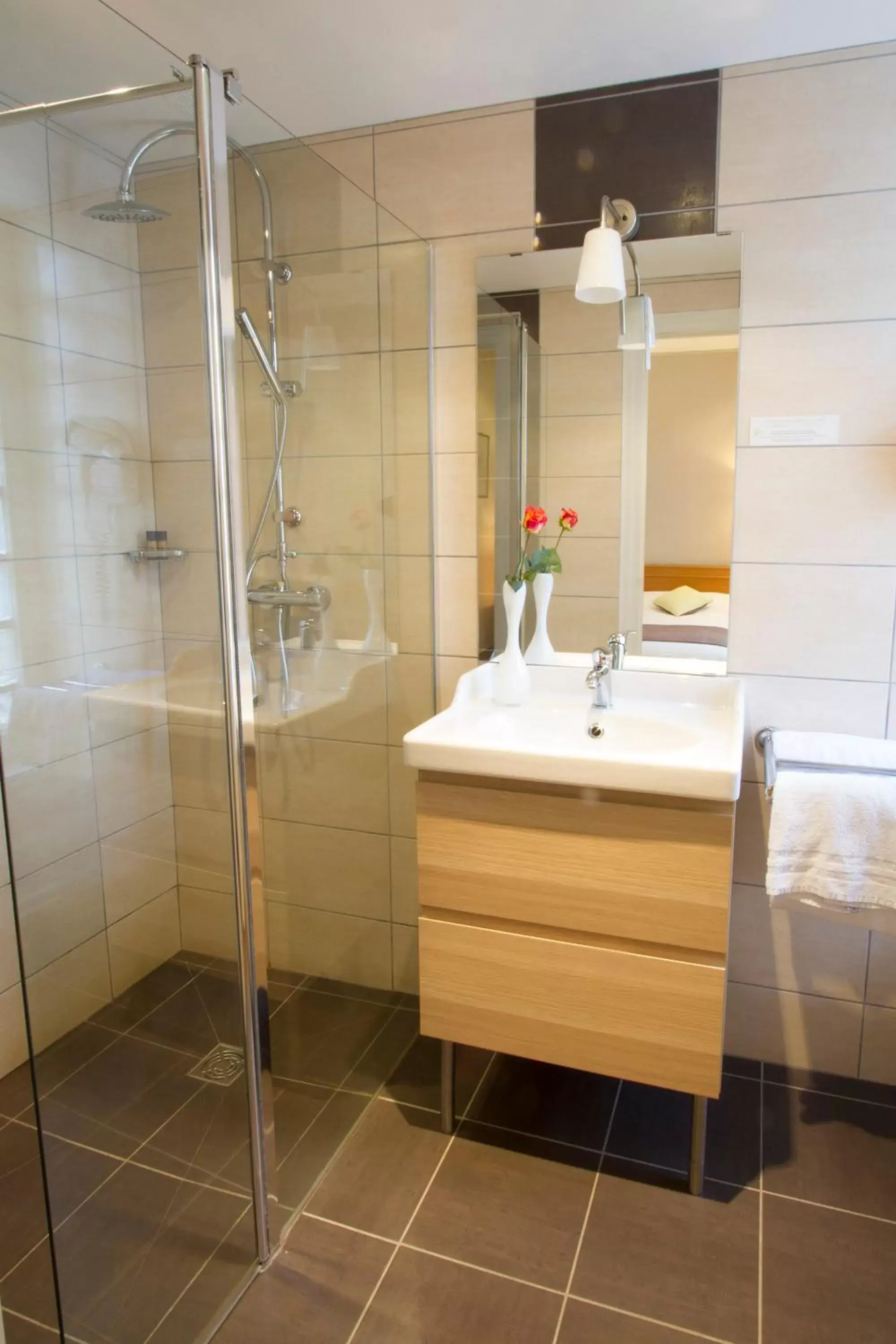 Bathroom in Brit Hotel Roanne - Le Grand Hôtel