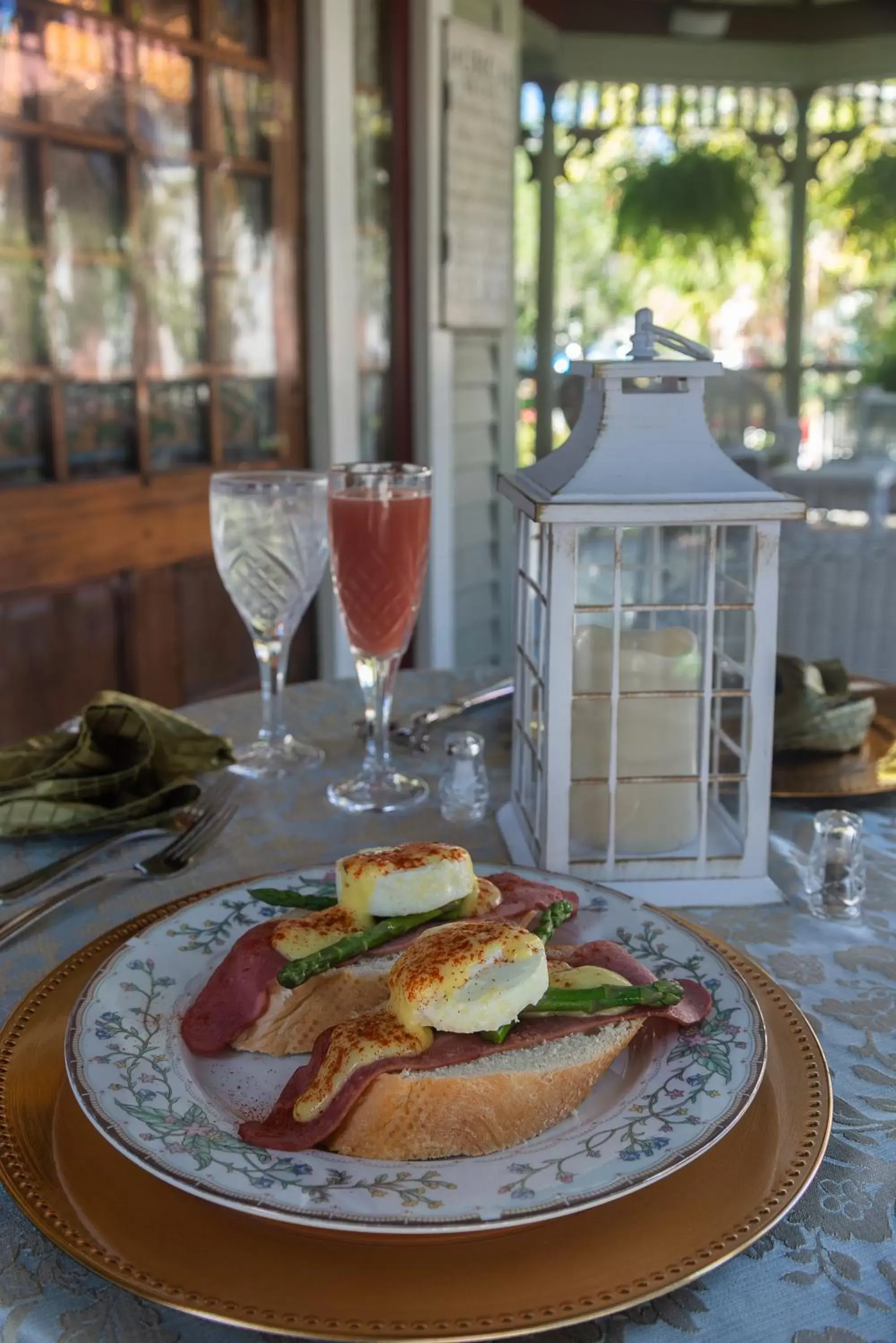 Breakfast in Cedar House Inn