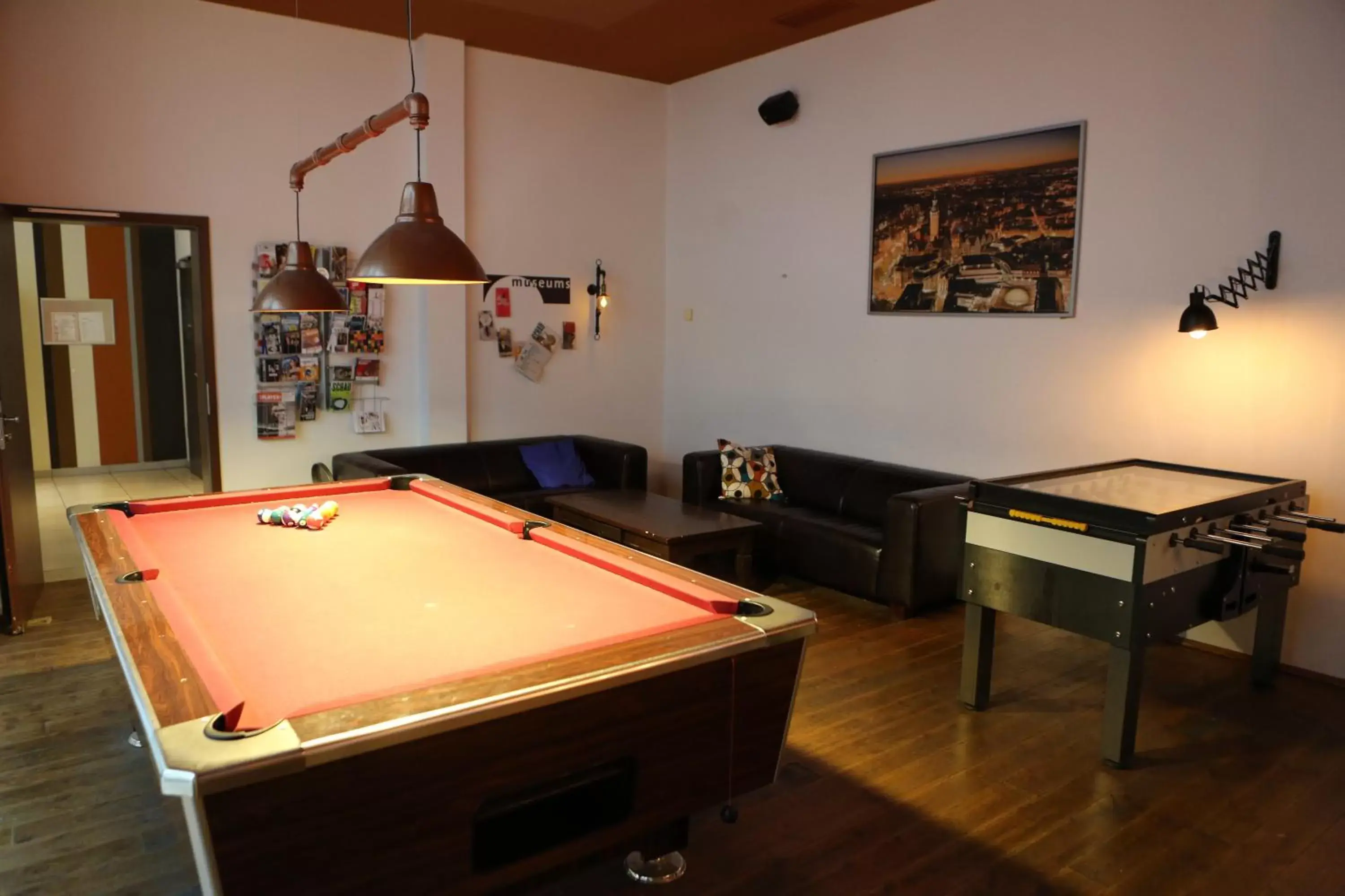 Communal lounge/ TV room, Billiards in Five Elements Hostel Leipzig