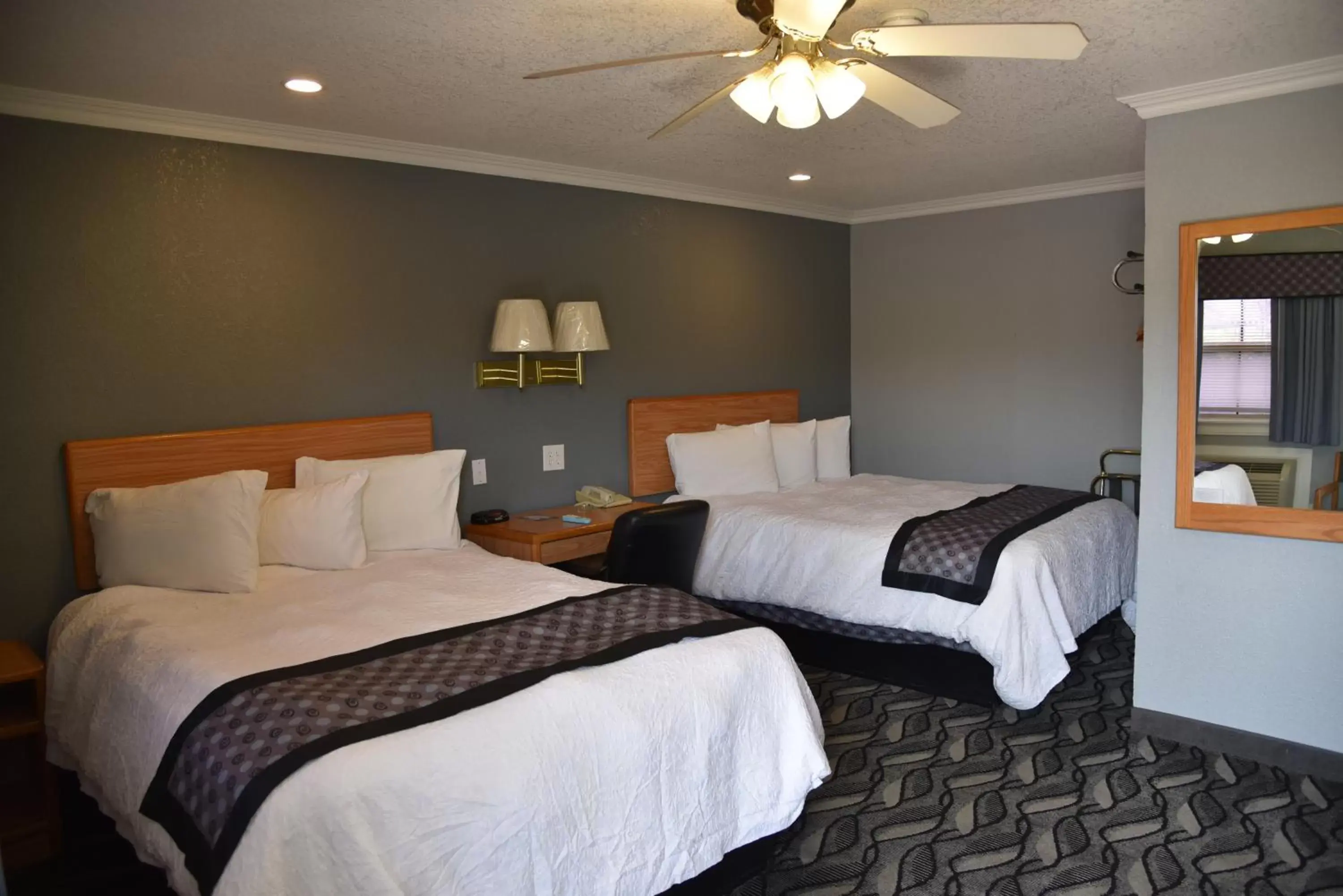 Bedroom, Bed in Purple Sage Motel