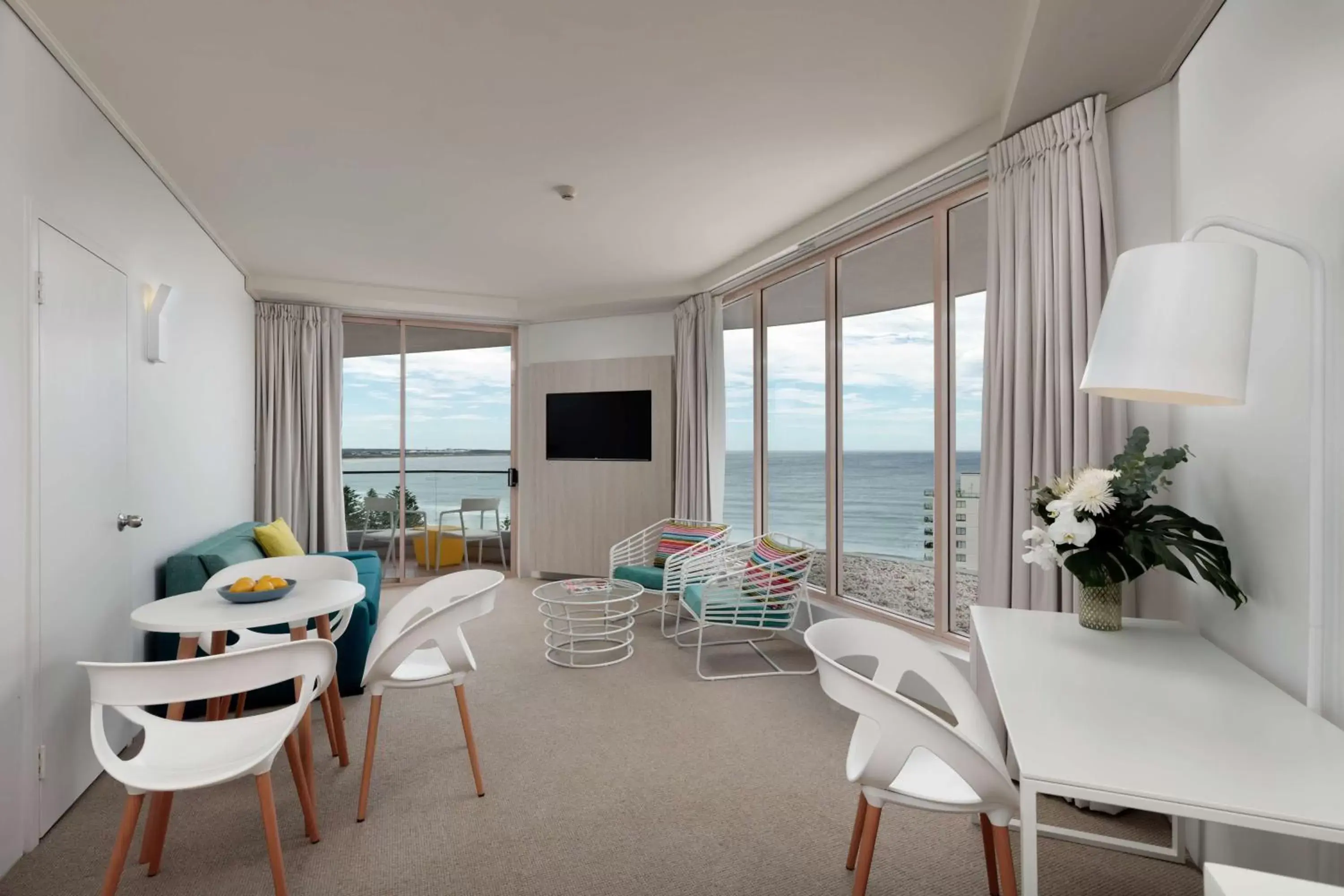 Photo of the whole room in Rydges Cronulla Beachside