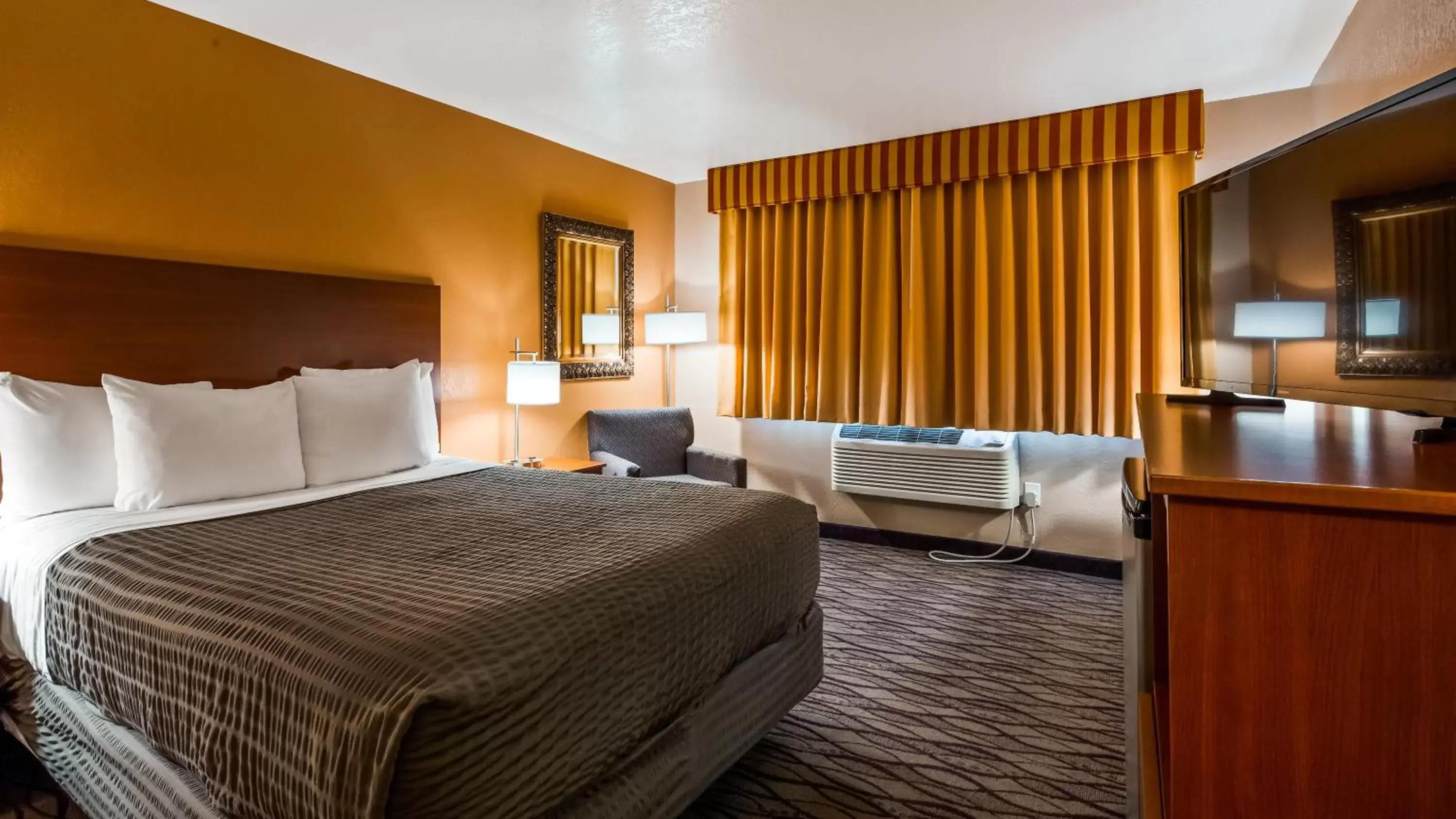 Bedroom, Bed in SureStay Hotel by Best Western Wenatchee