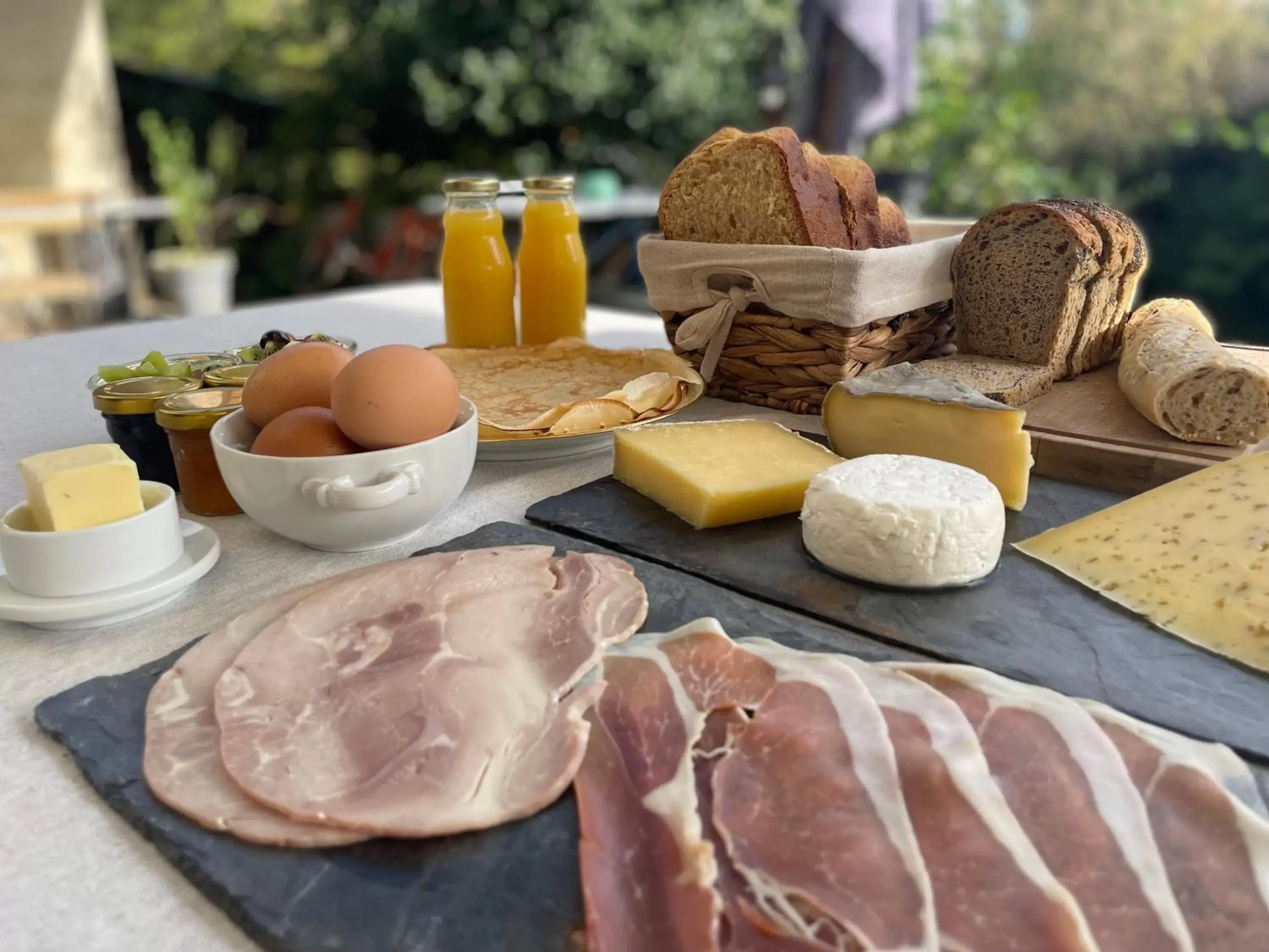 Food and drinks, Breakfast in Dupain & Dubeurre Appart'Hôtel - Parking