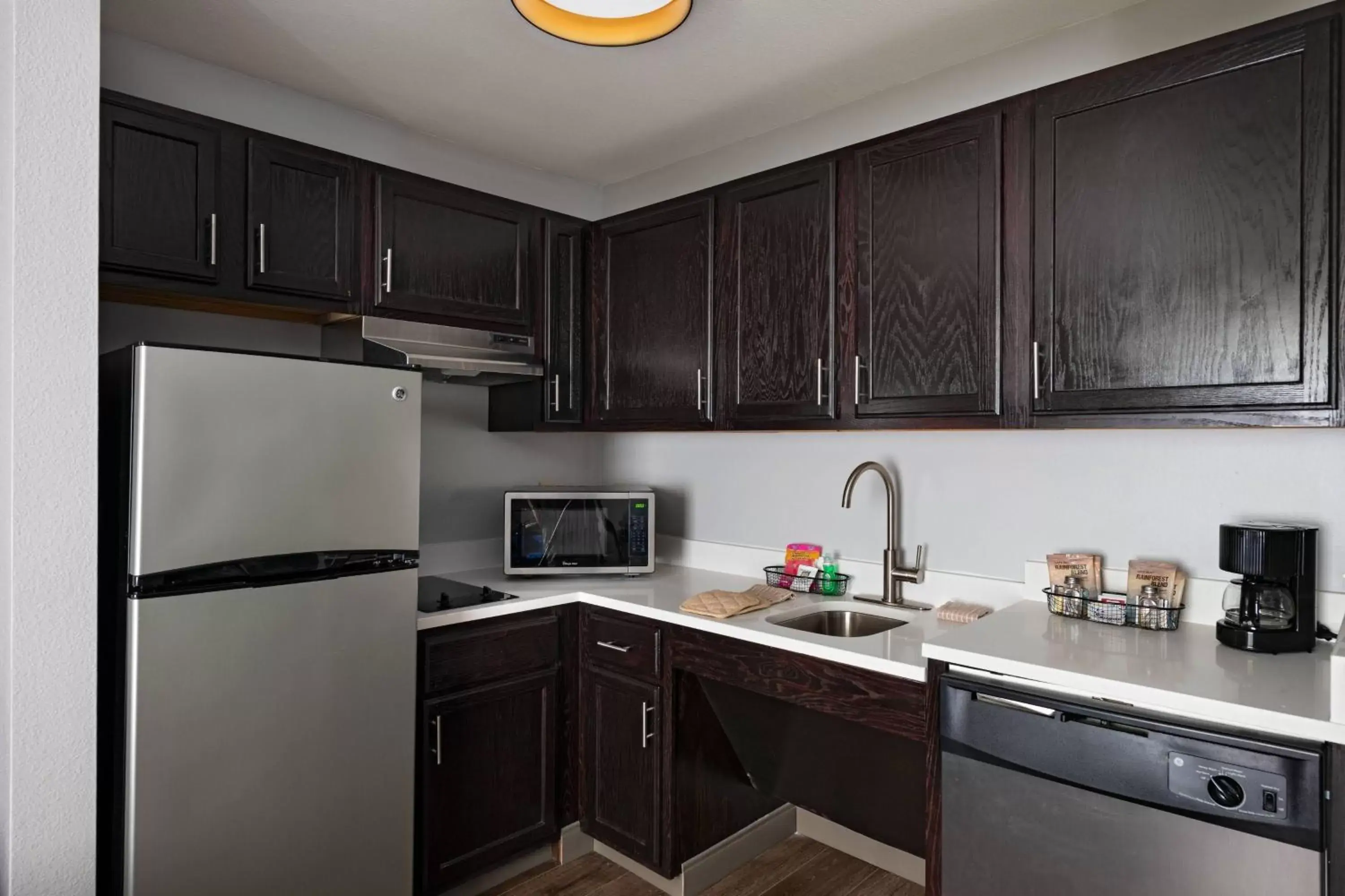 Kitchen or kitchenette, Kitchen/Kitchenette in TownePlace Suites by Marriott Baton Rouge South