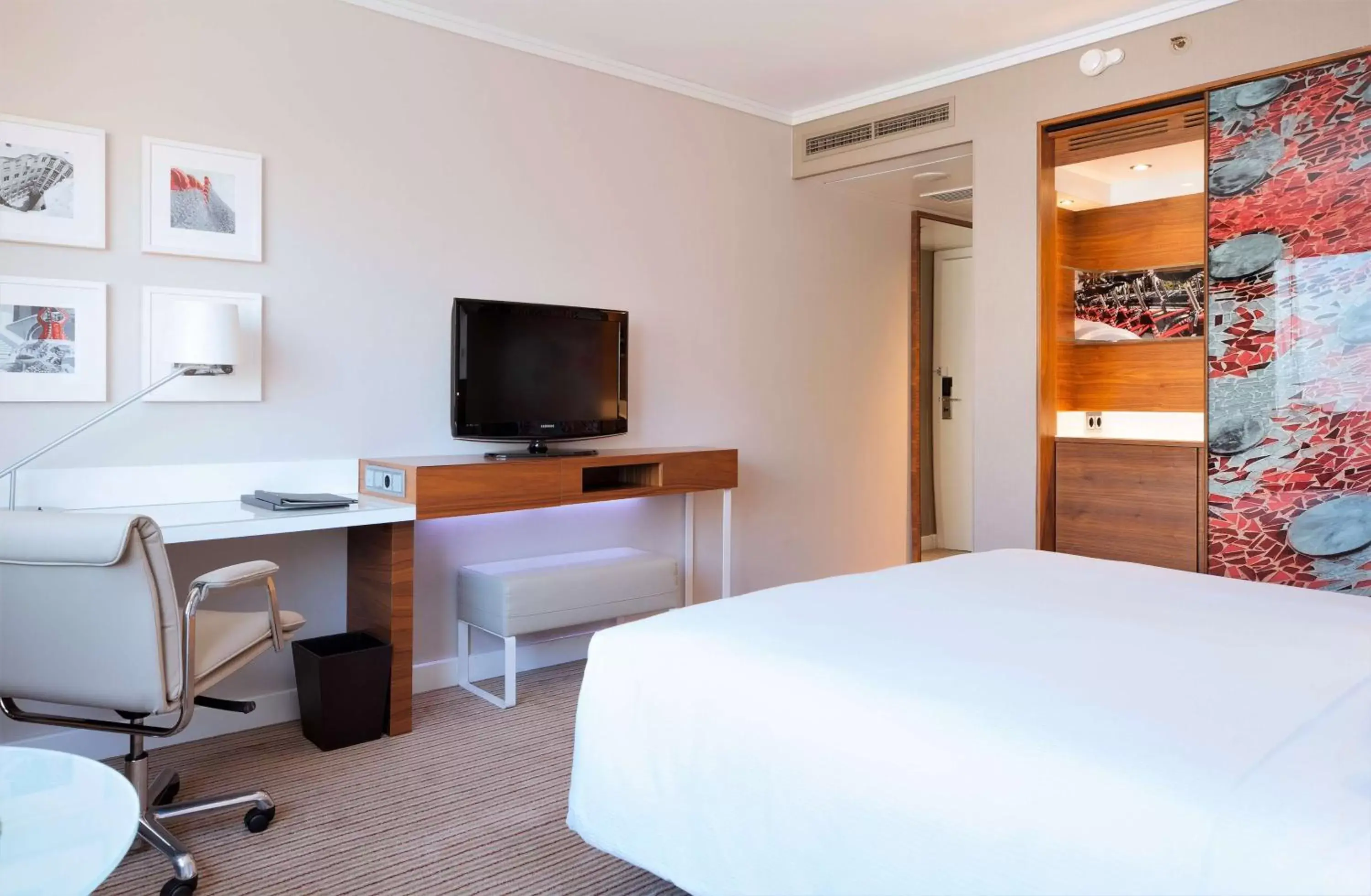 Bedroom, TV/Entertainment Center in Hilton Barcelona