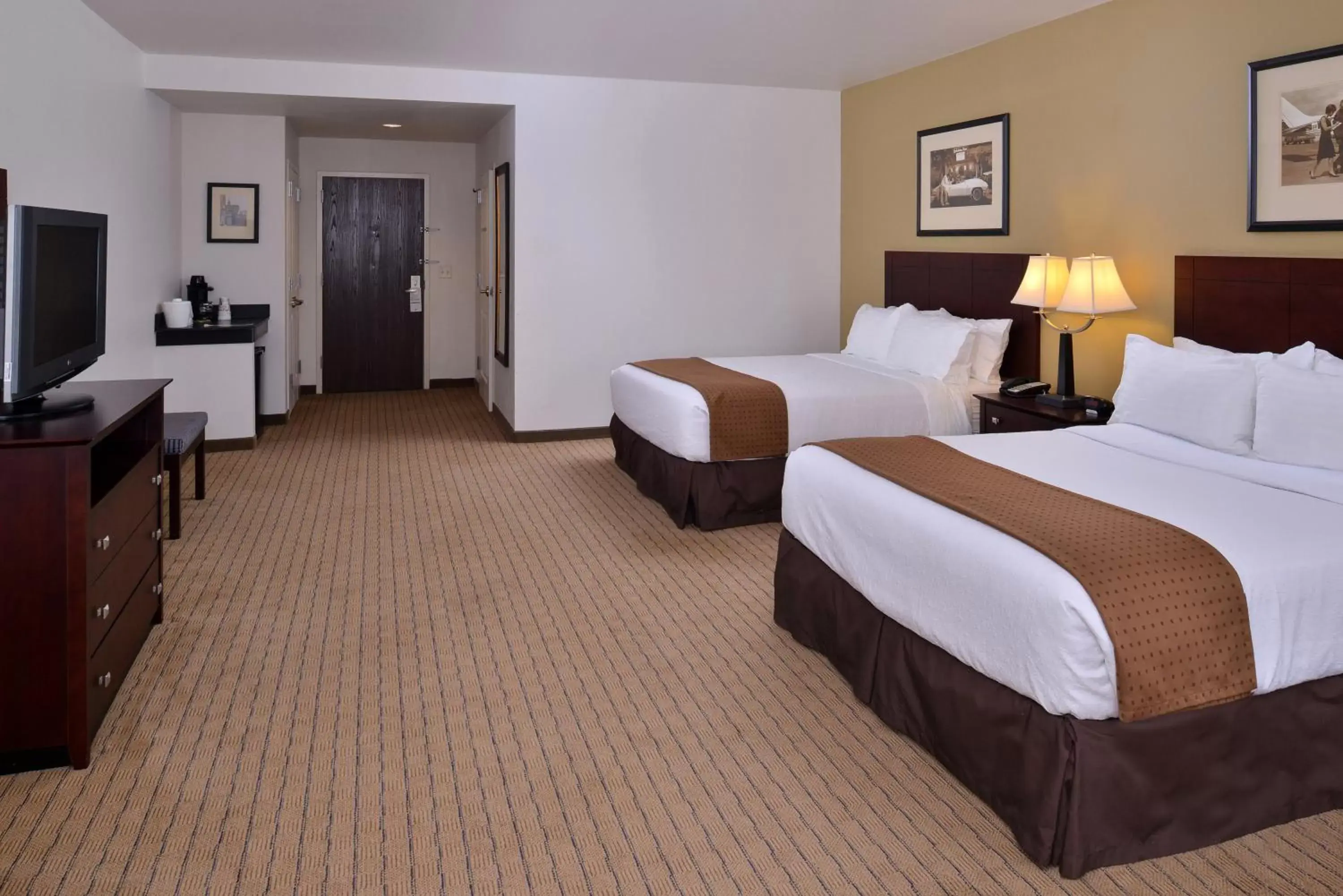 Photo of the whole room, Bed in Holiday Inn Madison at The American Center, an IHG Hotel