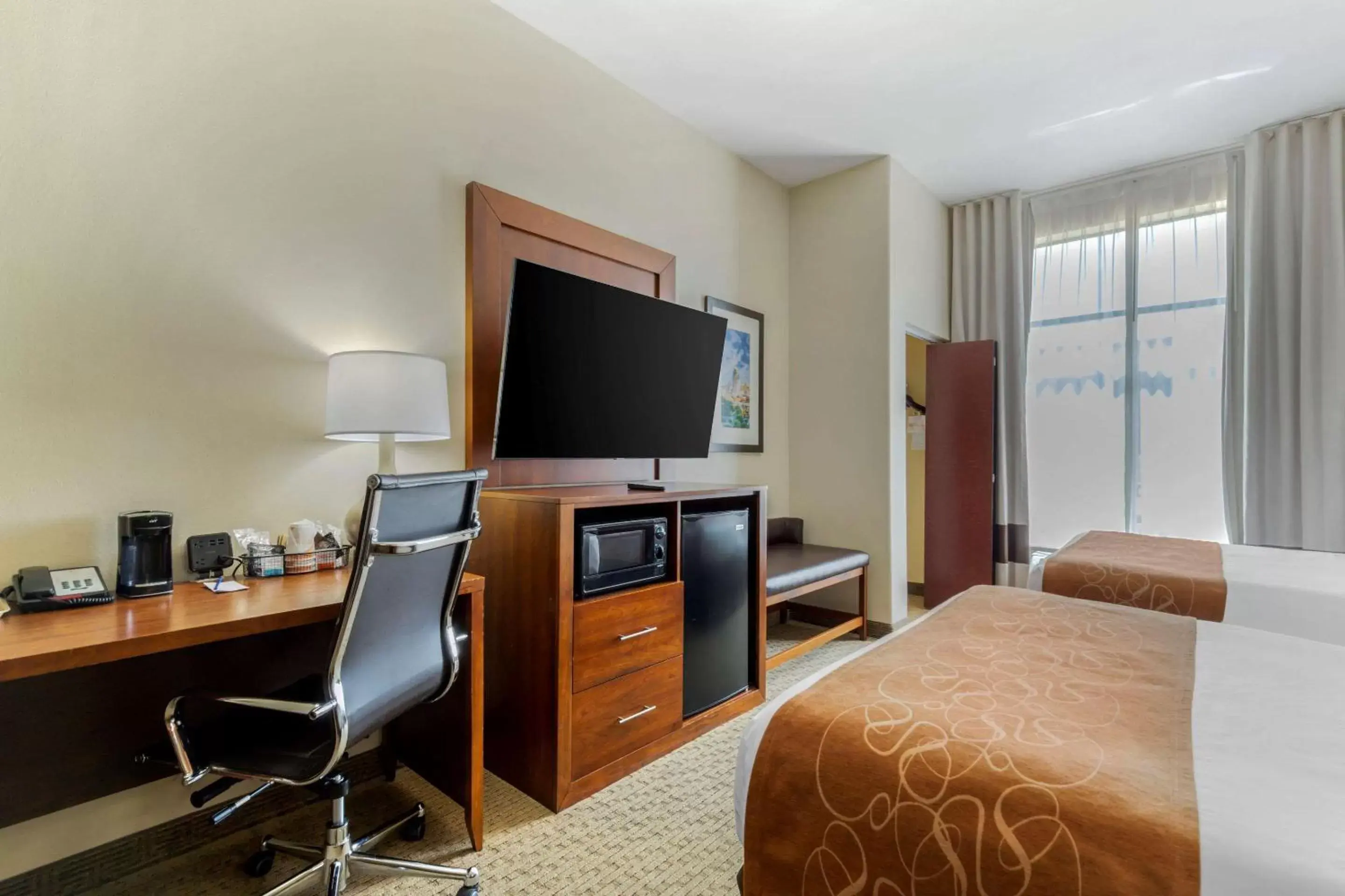 Bedroom, TV/Entertainment Center in Comfort Suites North Pflugerville - Austin North