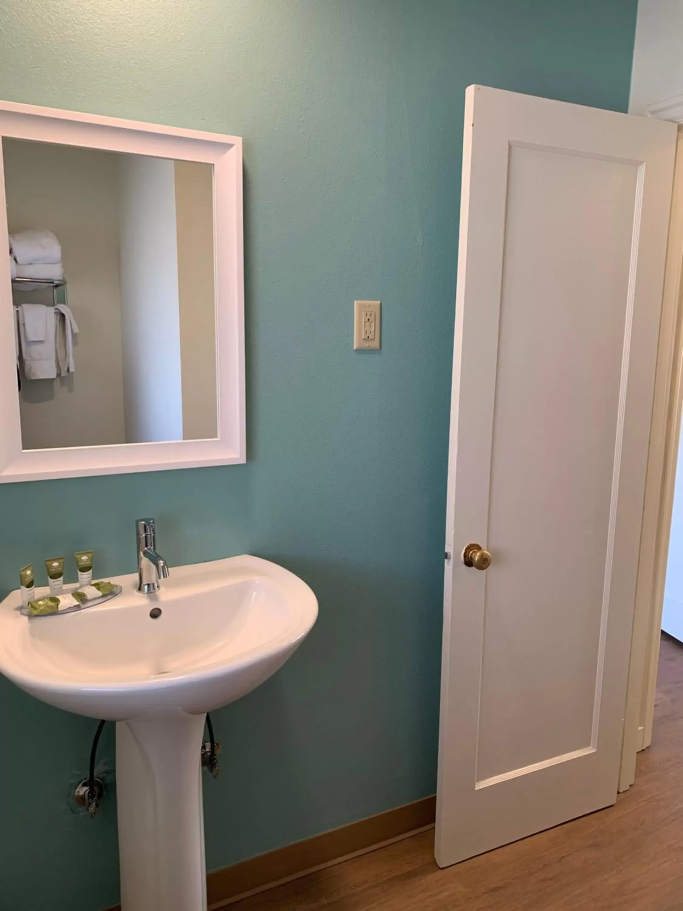 Shower, Bathroom in Ocean Front Motel