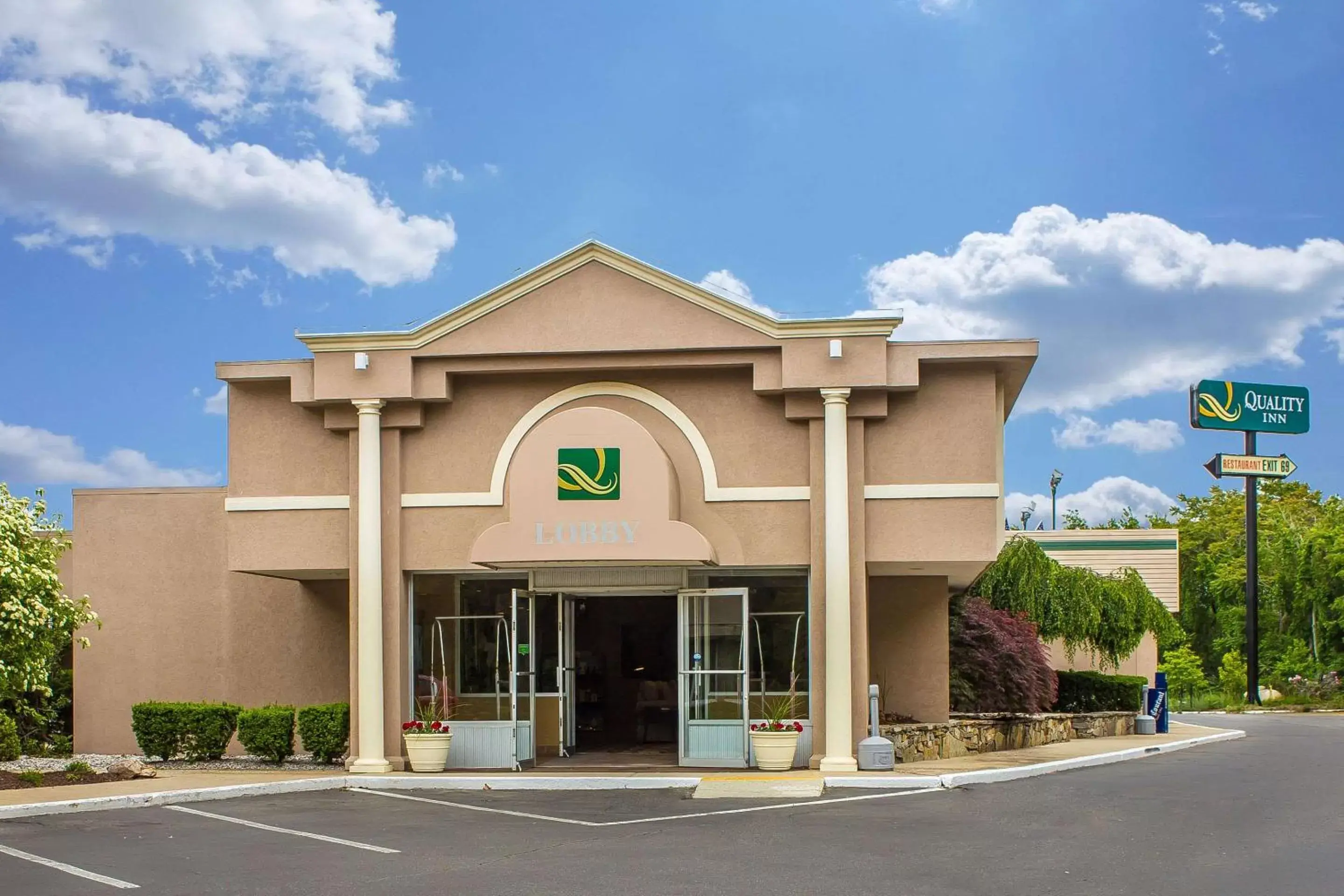 Property Building in Quality Inn Old Saybrook - Westbrook