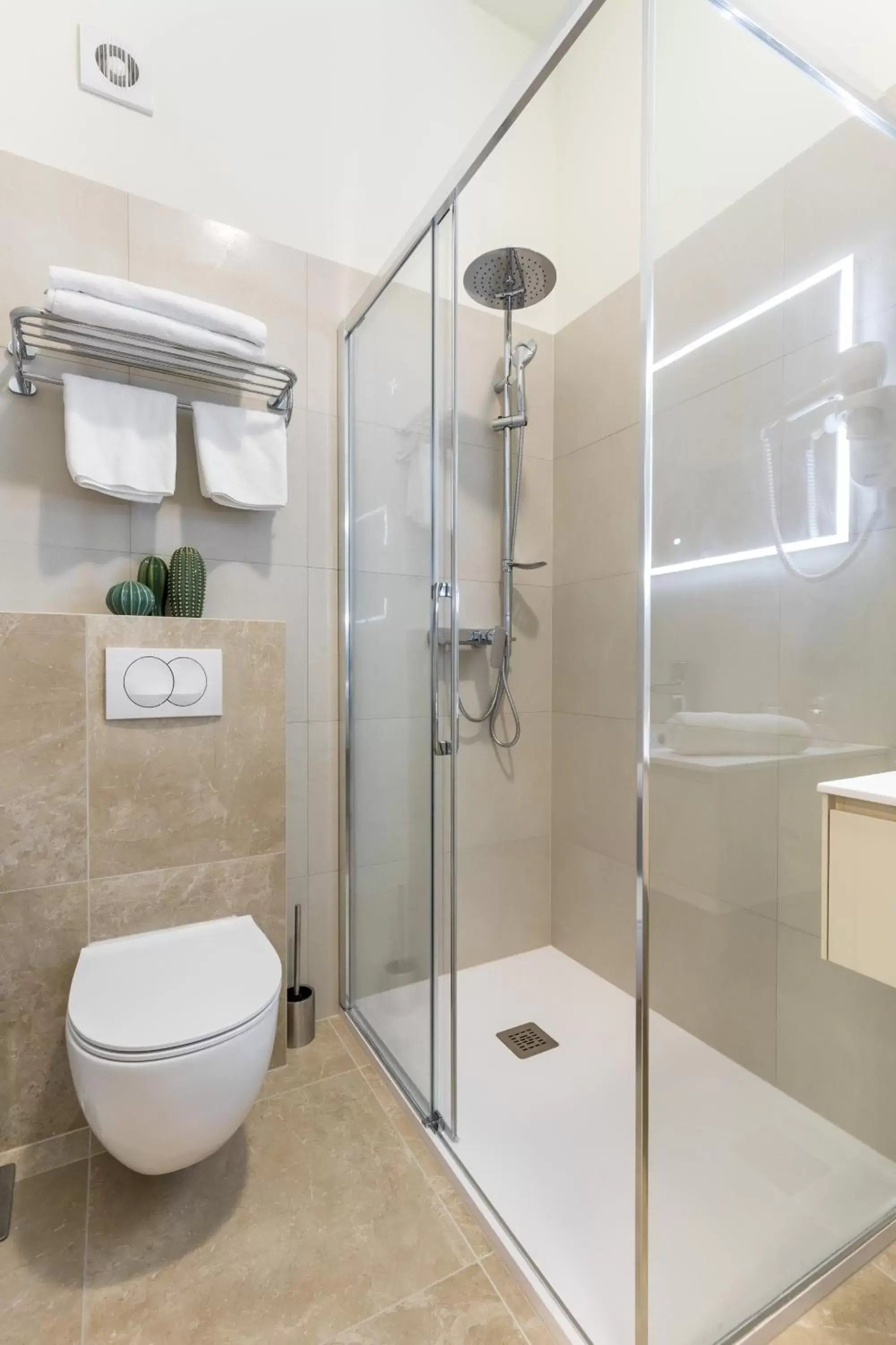 Shower, Bathroom in Hotel Mondo