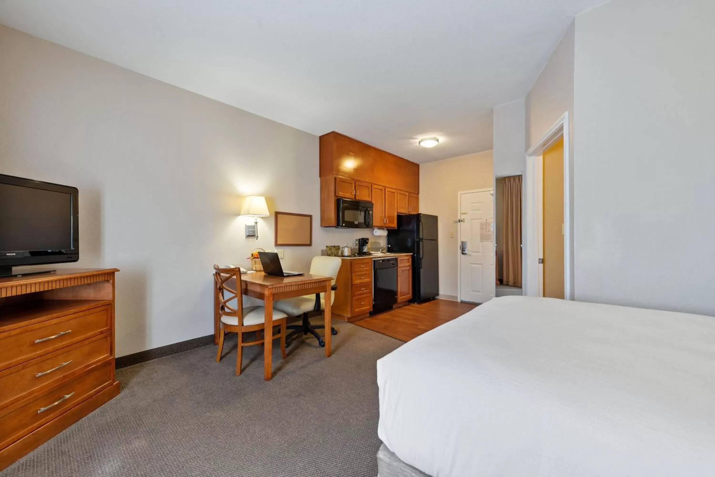 Kitchen or kitchenette, TV/Entertainment Center in Extended Stay America Suites - Lawton - Fort Sill