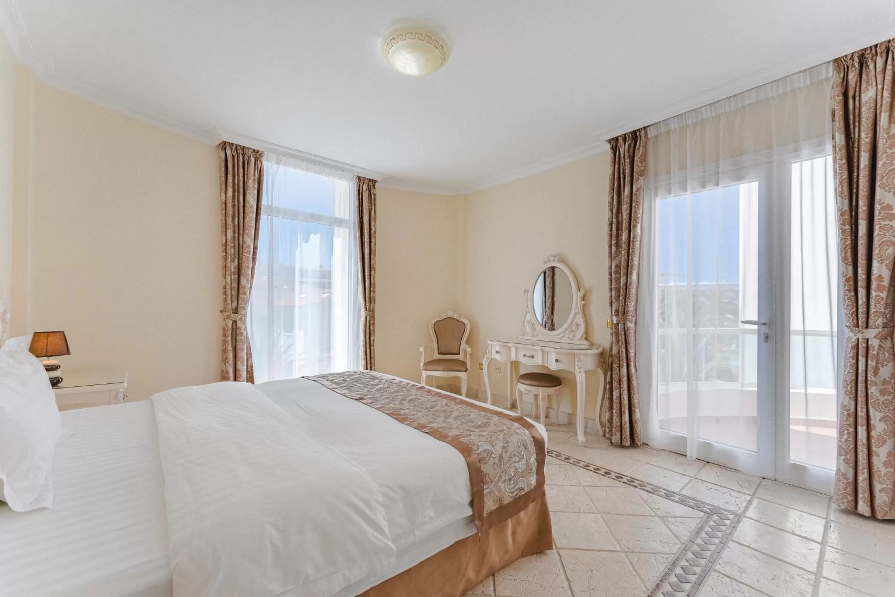 Photo of the whole room, Bed in Flamingo Suites Boutique Hotel