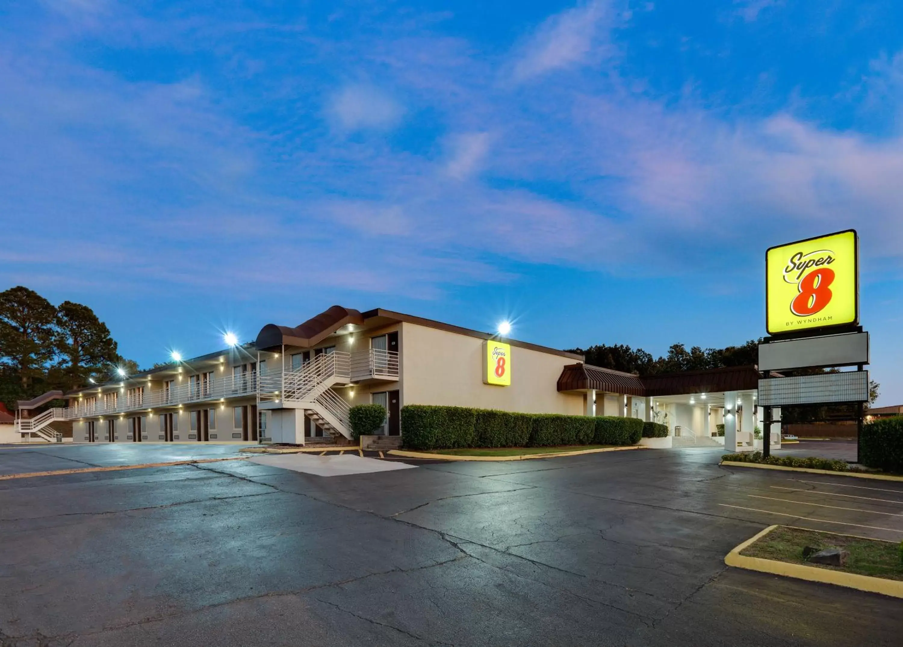 Property building in Super 8 by Wyndham Fort Smith Property building in Super 8 by Wyndham Fort Smith