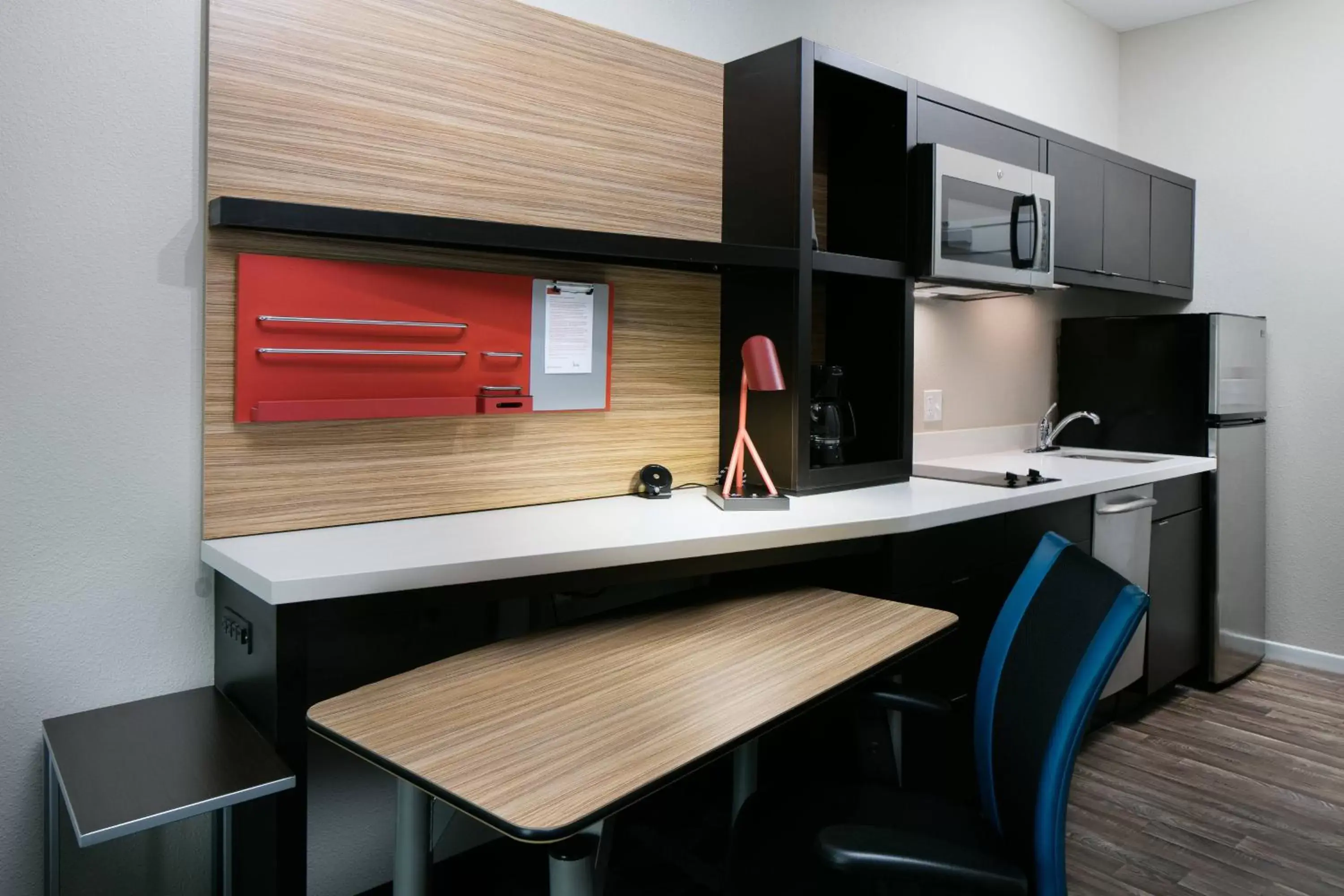 Kitchen or kitchenette, Kitchen/Kitchenette in TownePlace Suites by Marriott Kansas City Airport