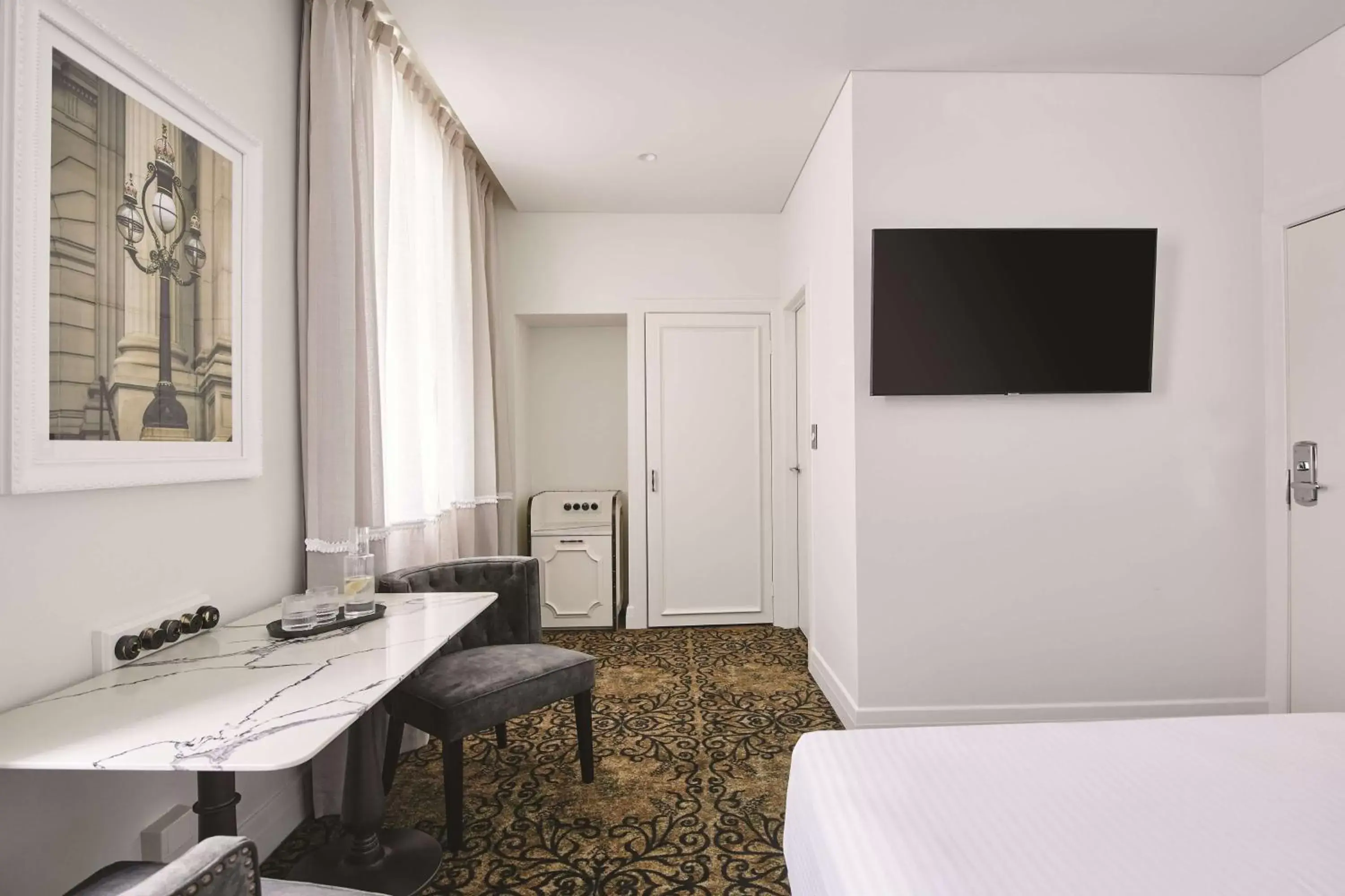 Bedroom, TV/Entertainment Center in Rendezvous Hotel Melbourne