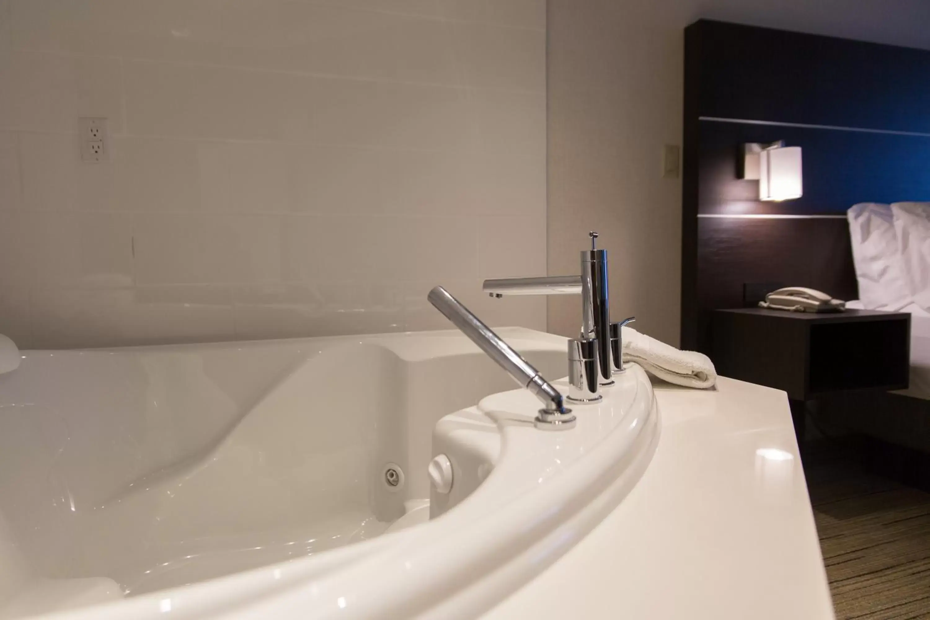 Photo of the whole room, Bathroom in Holiday Inn Express Brampton, an IHG Hotel