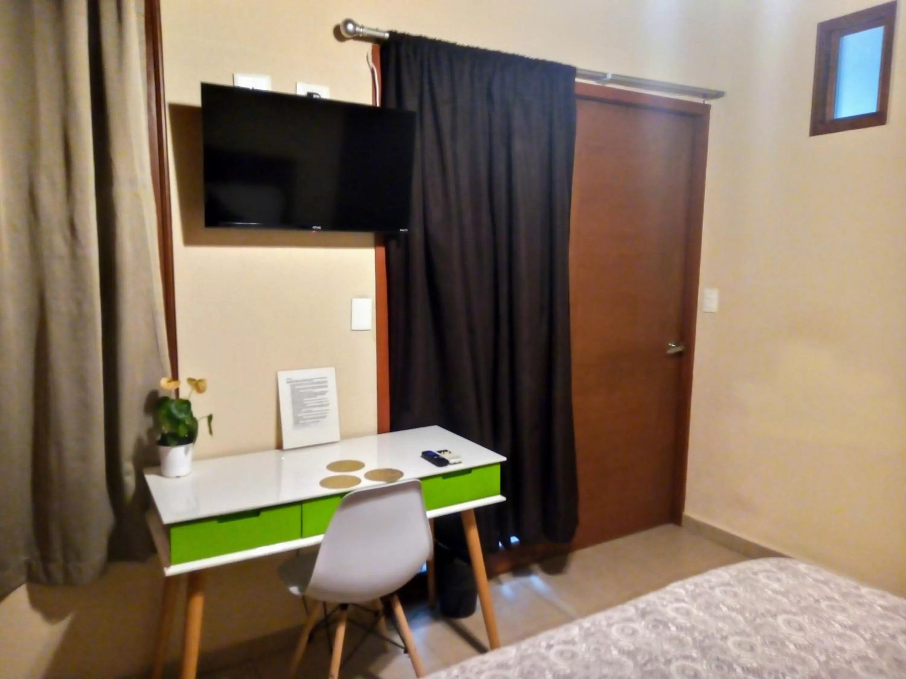 TV/Entertainment Center in Bed and Breakfast Pecarí