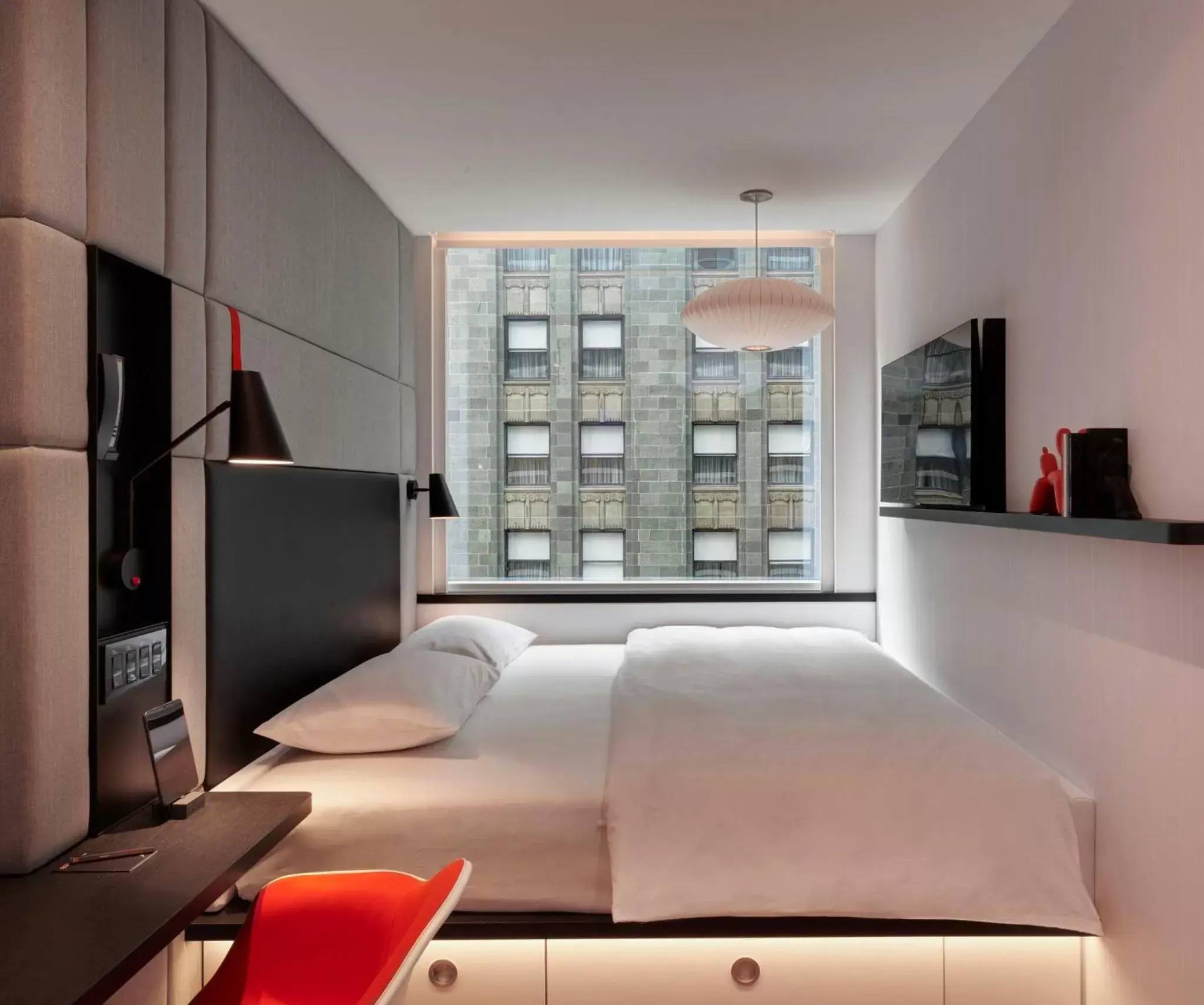 Photo of the whole room, Bed in citizenM Chicago Downtown