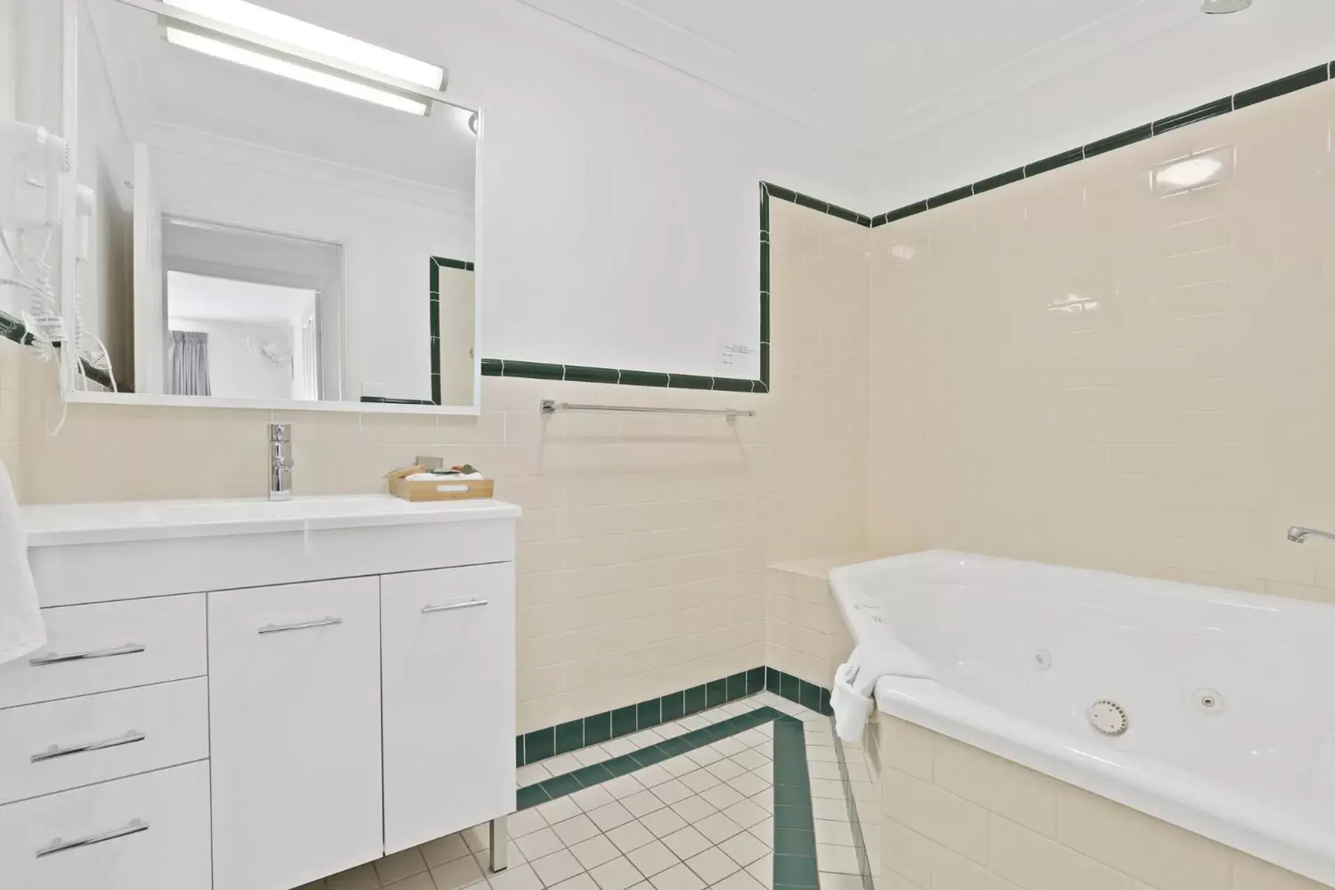 Photo of the whole room, Bathroom in Terralong Terrace Apartments