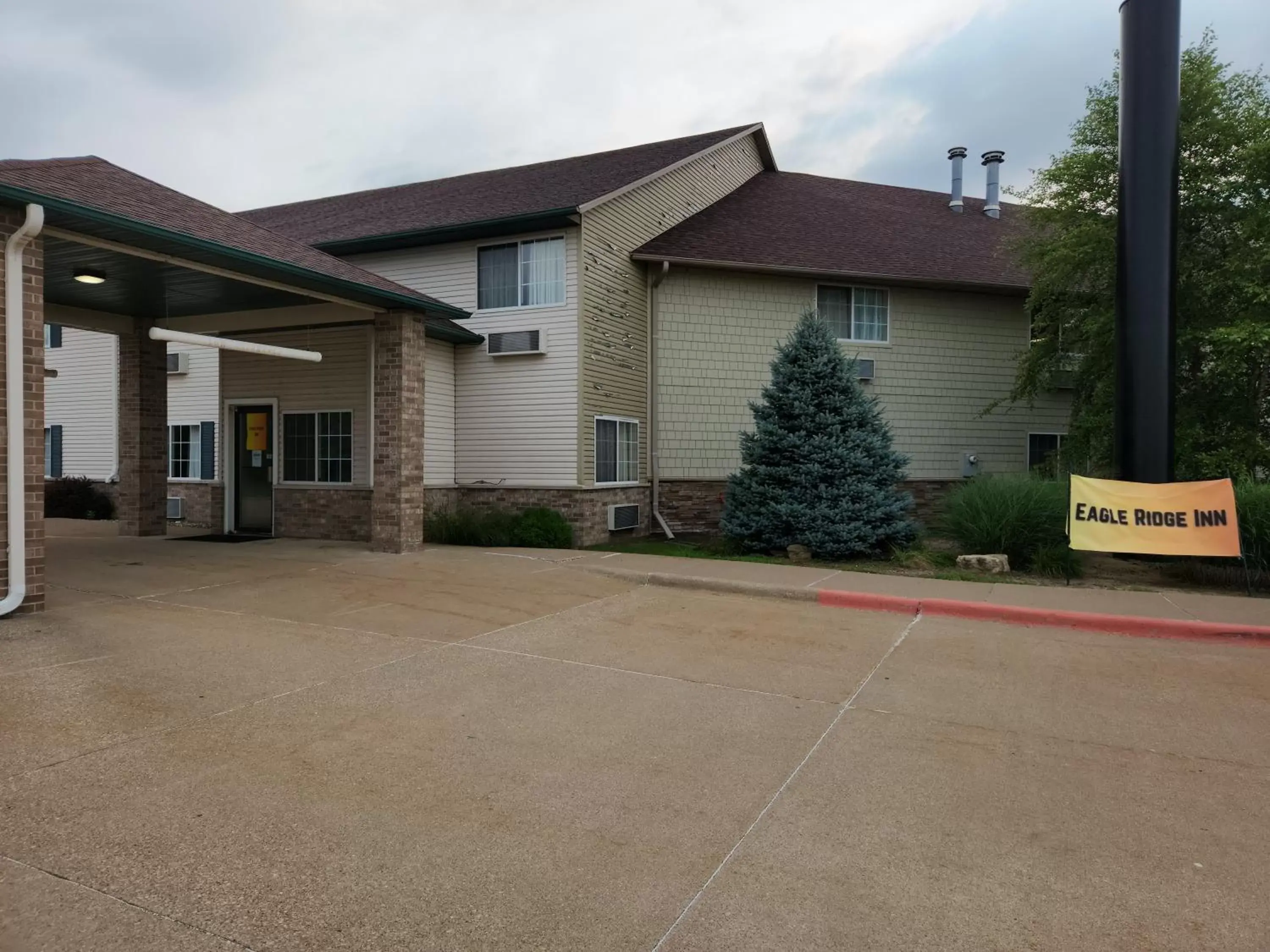 Property building in Eagle Ridge Inn Property building in Eagle Ridge Inn