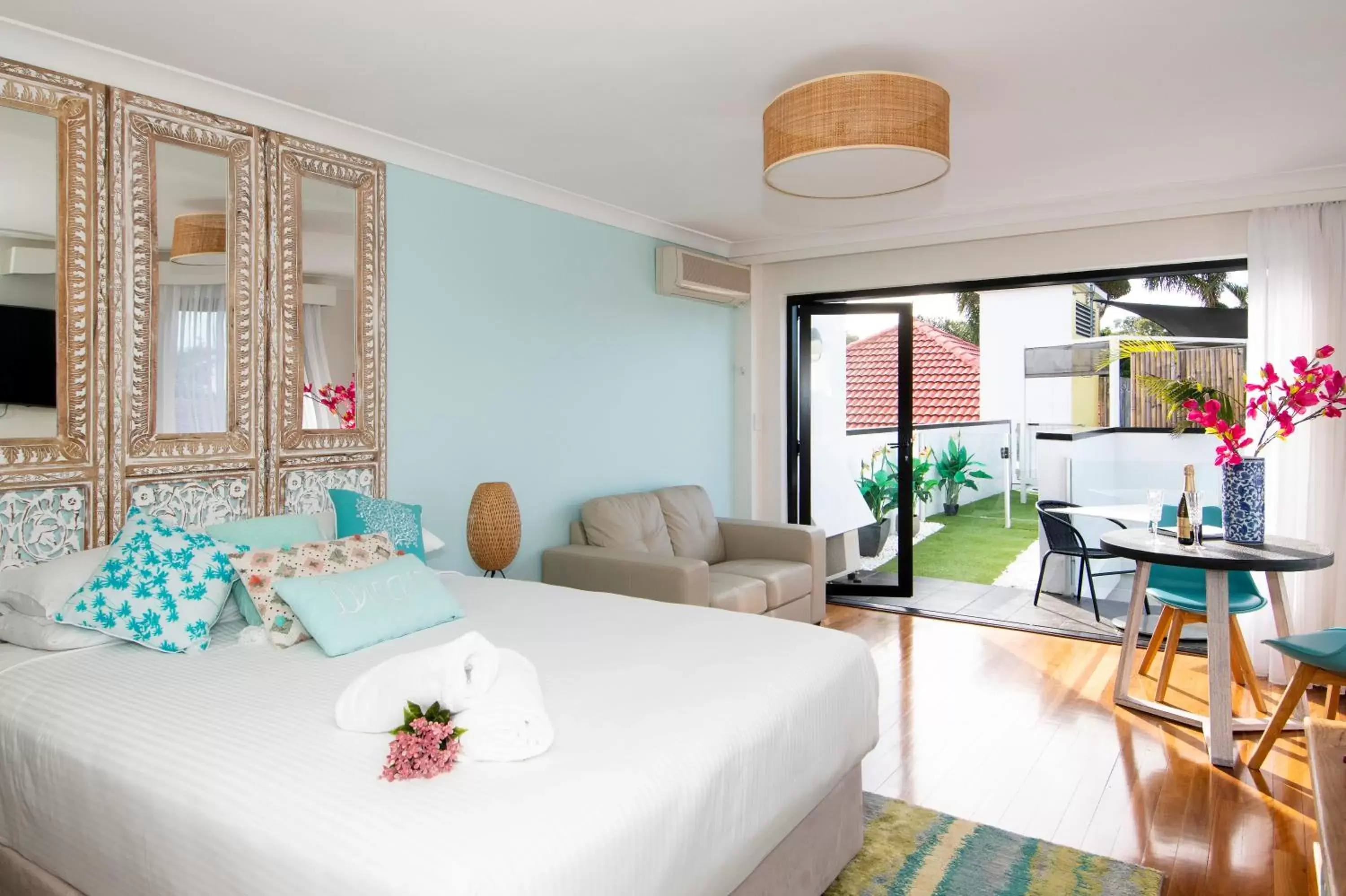 Kitchen or kitchenette, Bed in Terrigal Pacific Coastal Retreat Kitchen or kitchenette, Bed in Terrigal Pacific Coastal Retreat