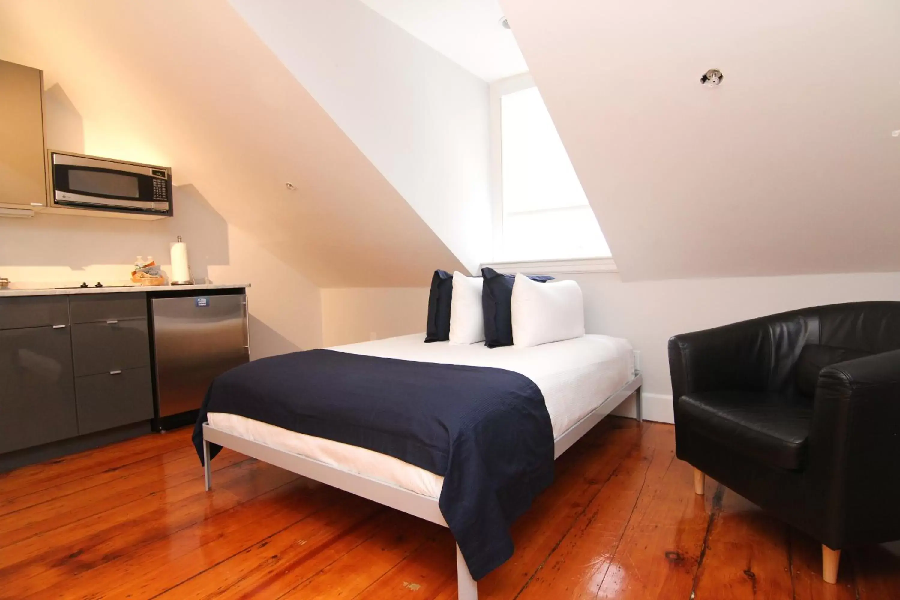 Bed in Charming & Stylish Studio on Beacon Hill #15