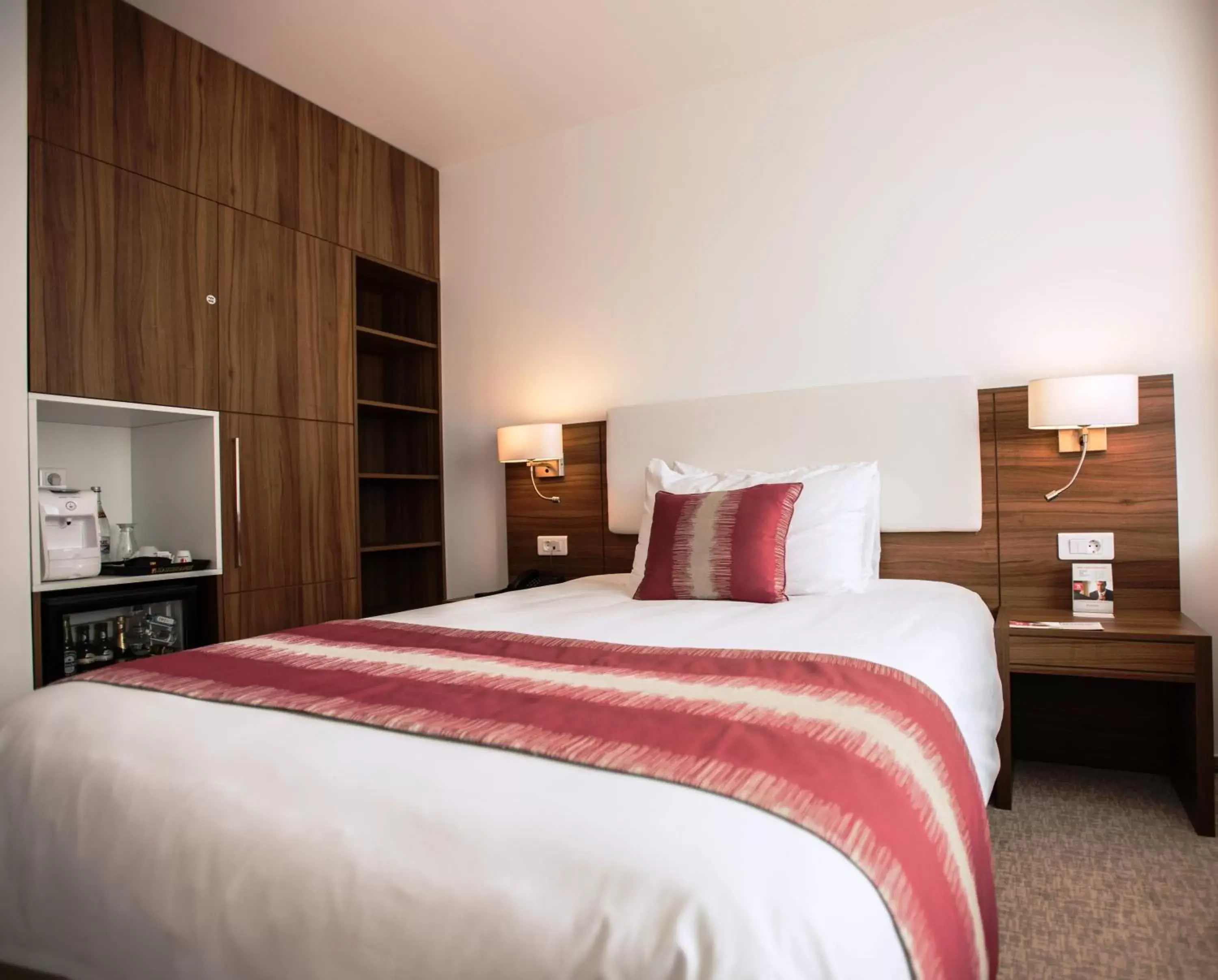 Bed in Ramada Plaza Craiova