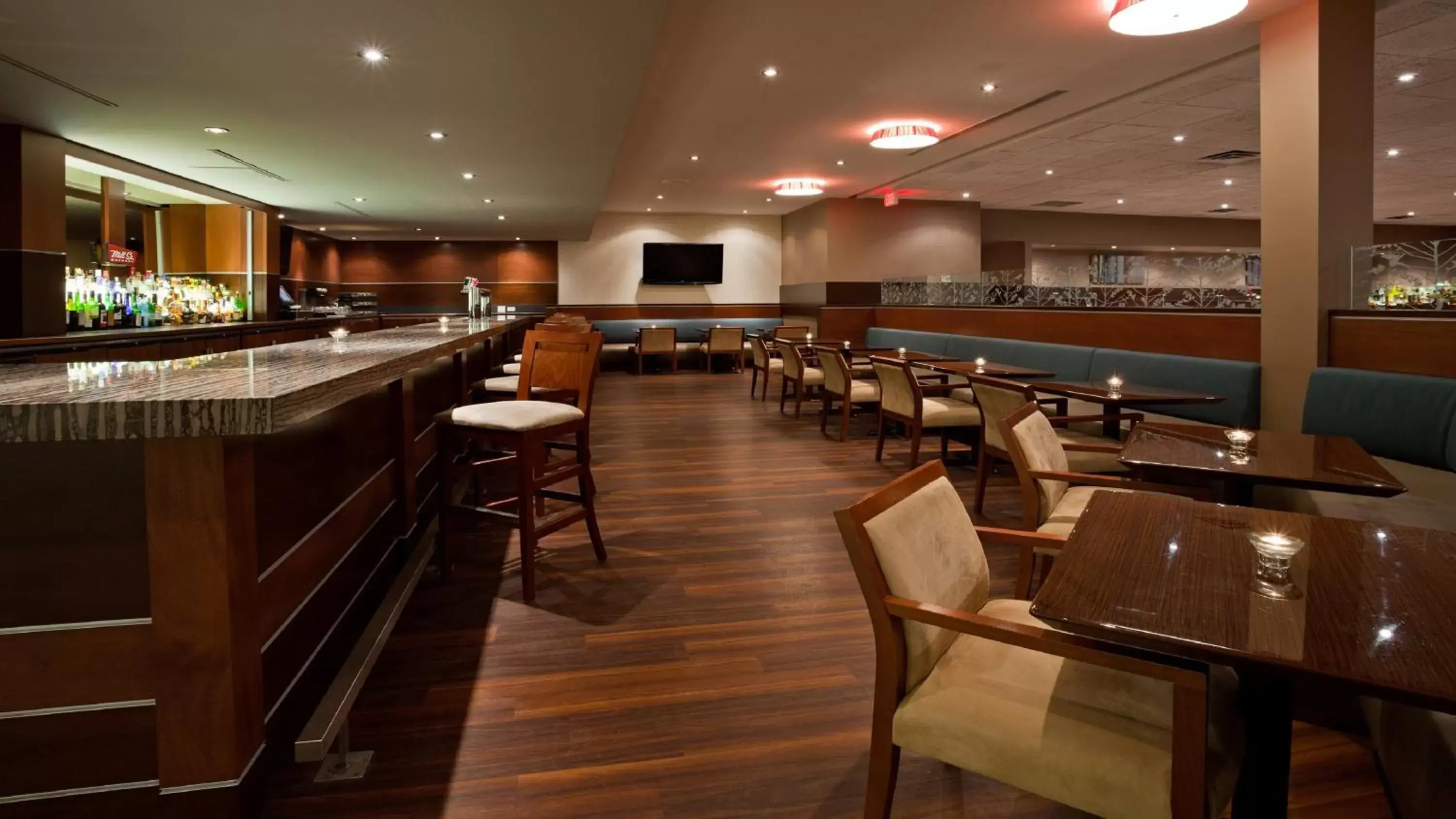 Lounge or bar, Restaurant/Places to Eat in Holiday Inn Burlington Hotel & Conference Centre, an IHG Hotel