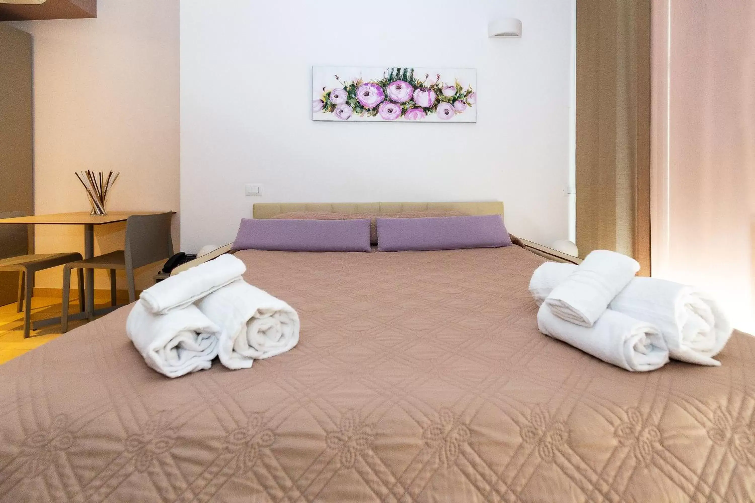 Kitchen or kitchenette, Bed in Zeus Hotel - Aparthotel - Meeting & Congress