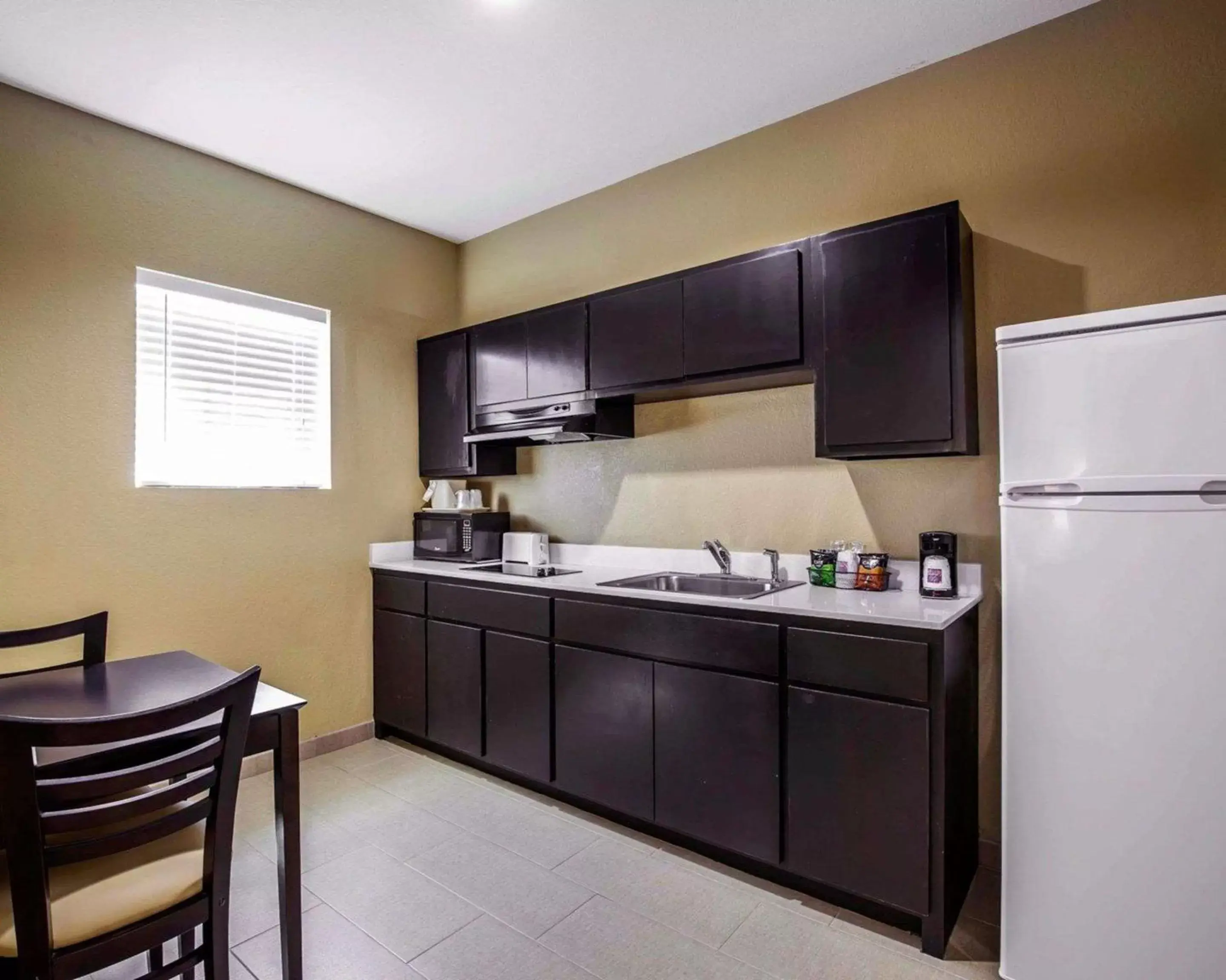 Bedroom, Kitchen/Kitchenette in Comfort Suites Houston Northwest Cy-Fair