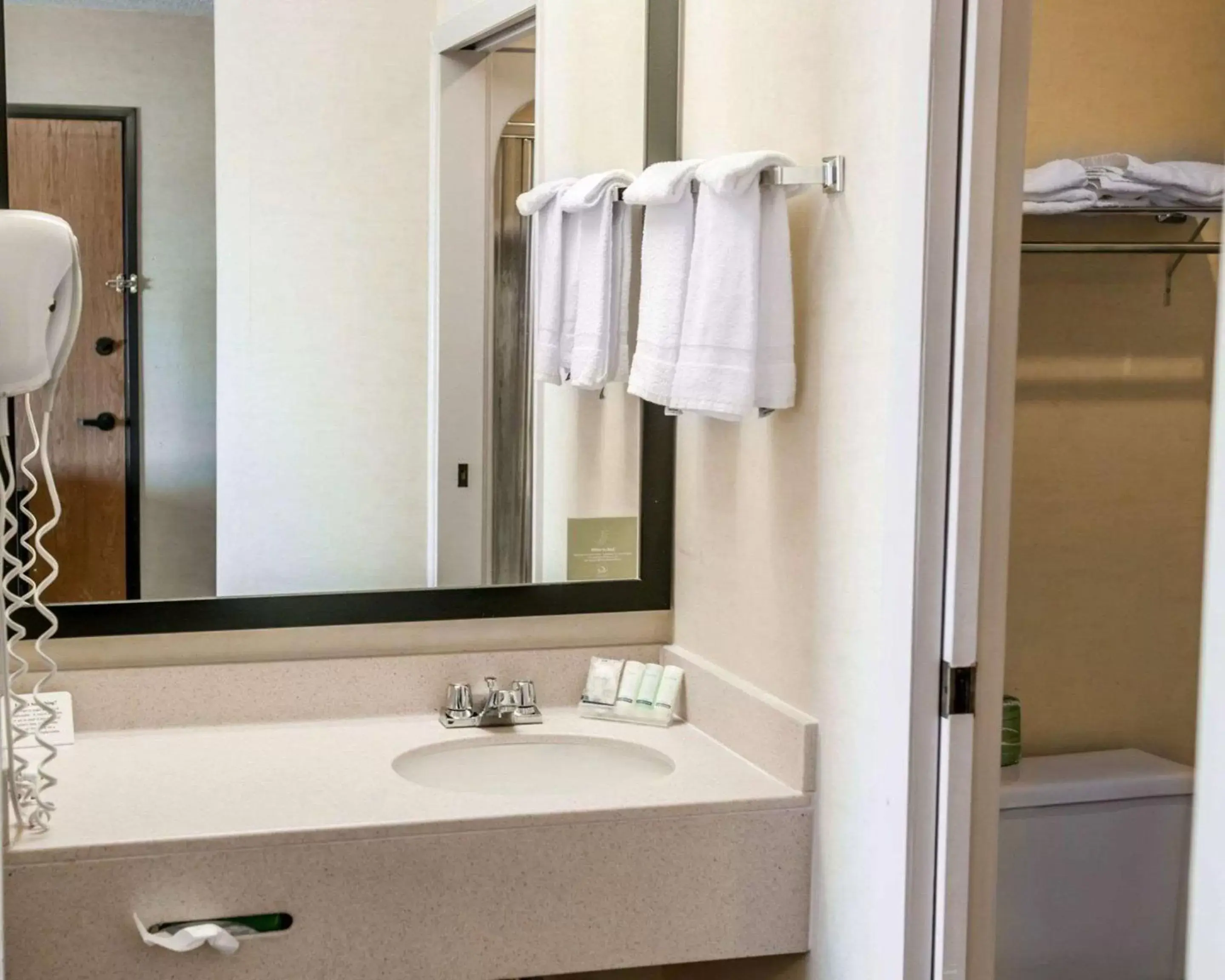 Bedroom, Bathroom in Econo Lodge Champaign Urbana – University Area
