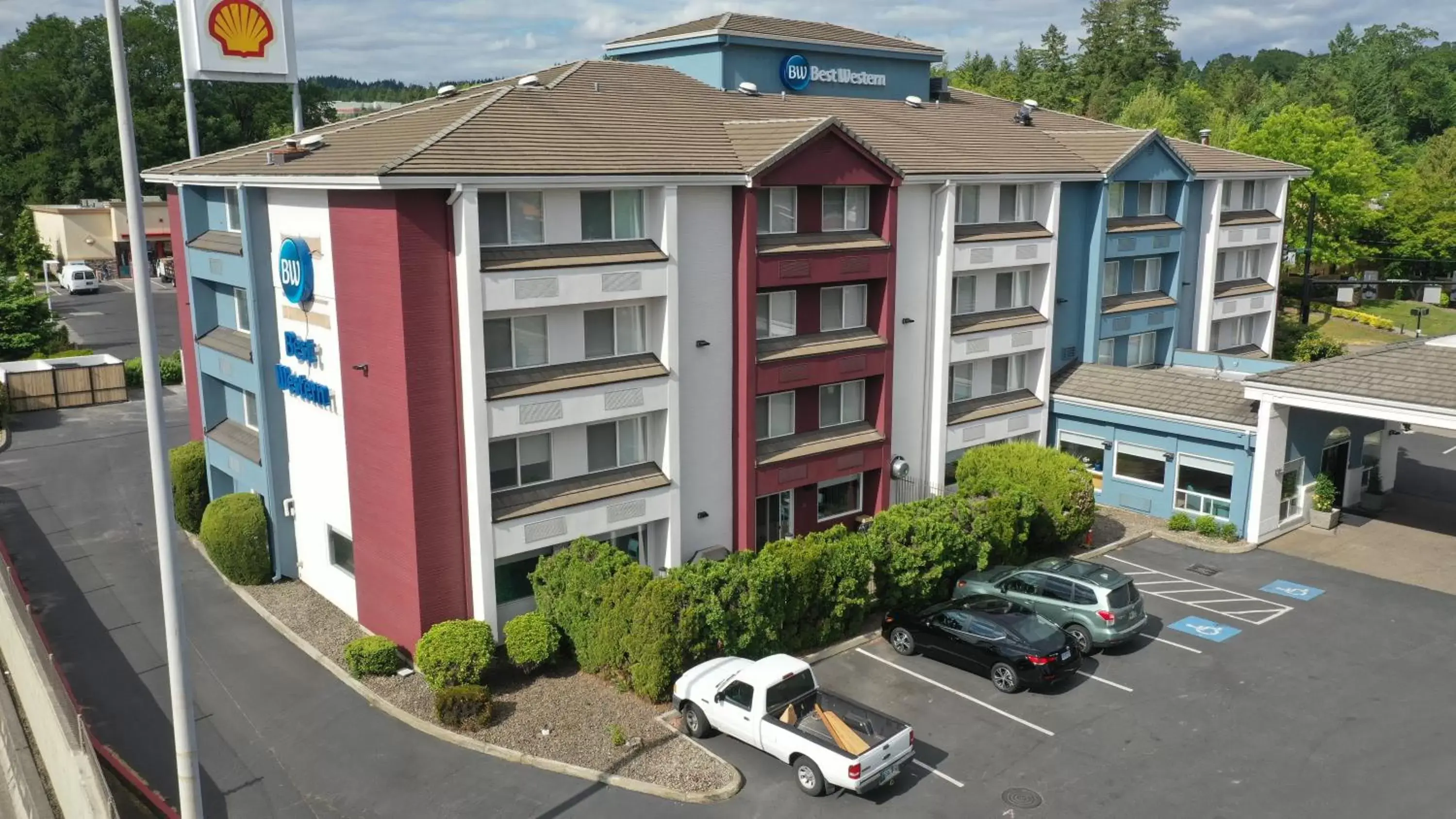 Property Building in Best Western Lake Oswego Hotel & Suites