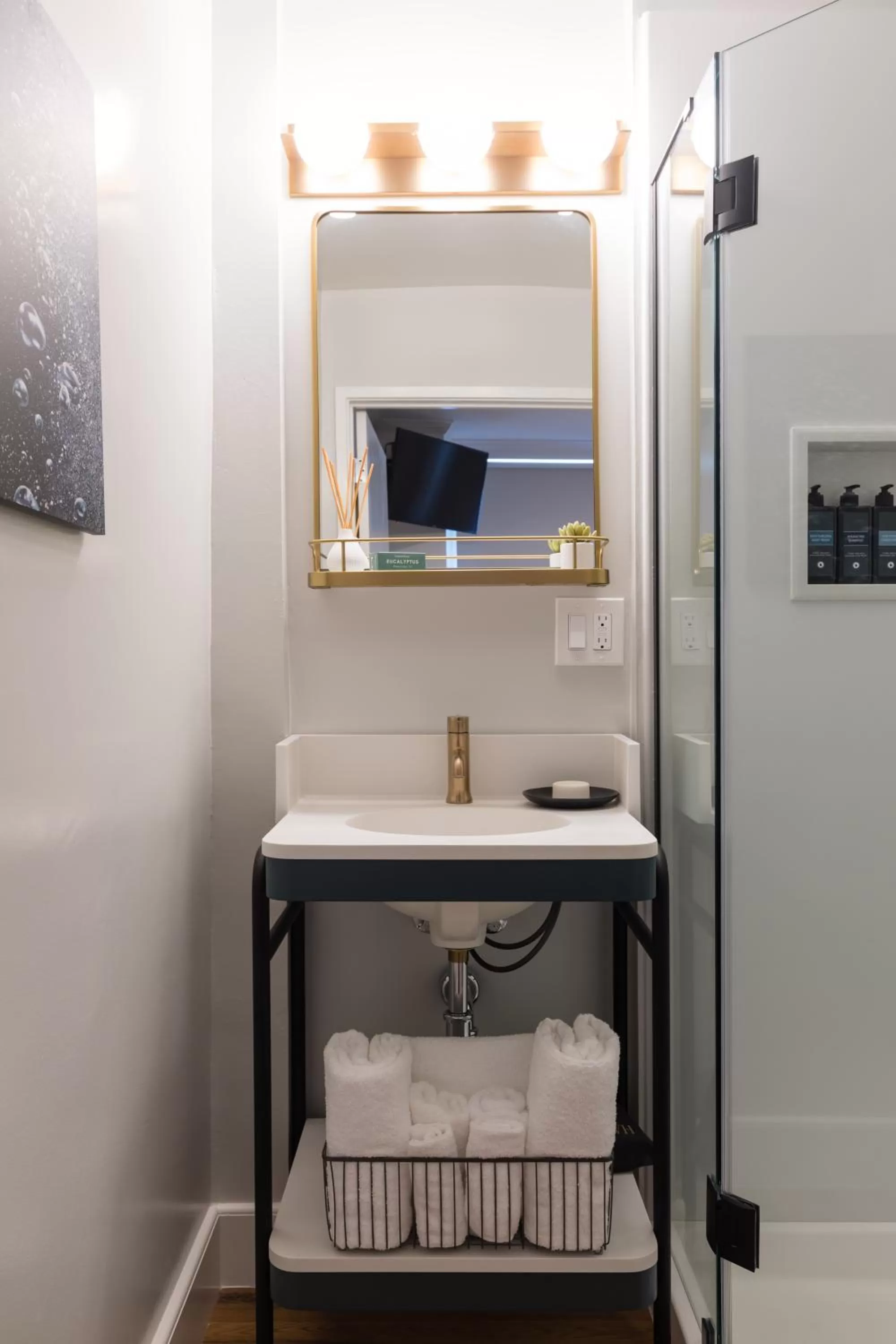 Bathroom in Hotel Stratford San Francisco - Handwritten Collection