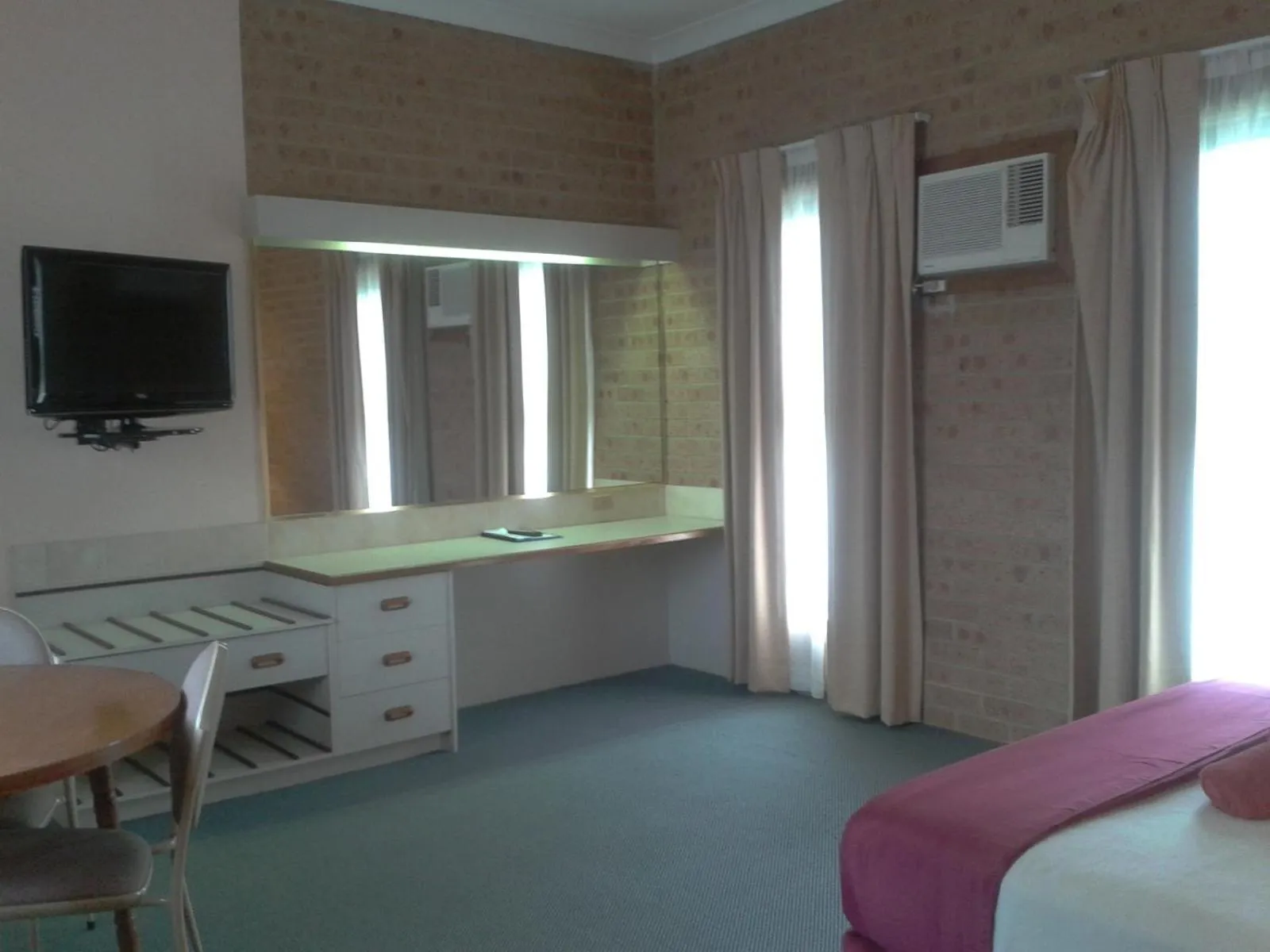 Decorative detail, Bed in Elsinor Motor Lodge