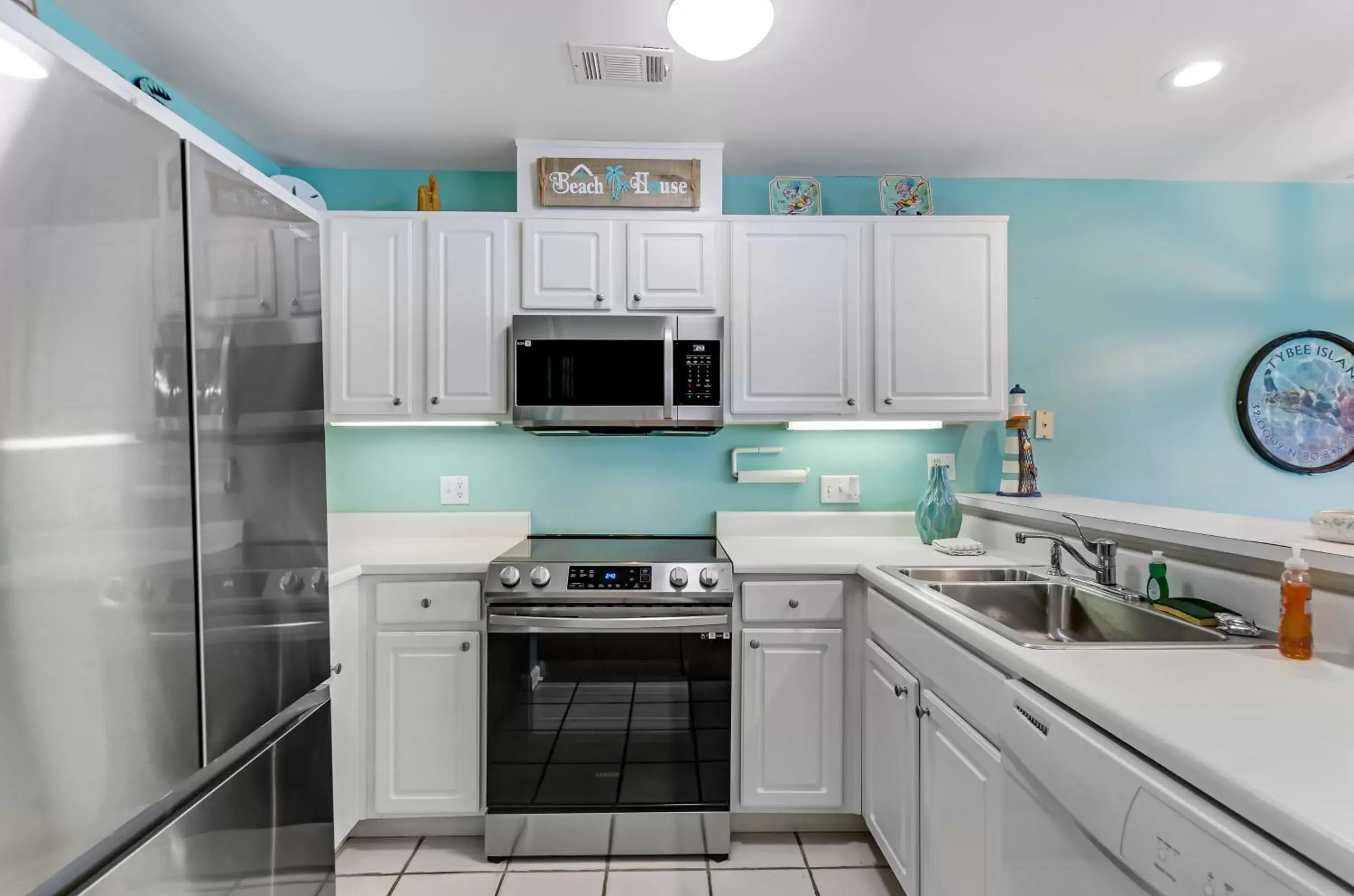 Kitchen/Kitchenette in South Beach Views