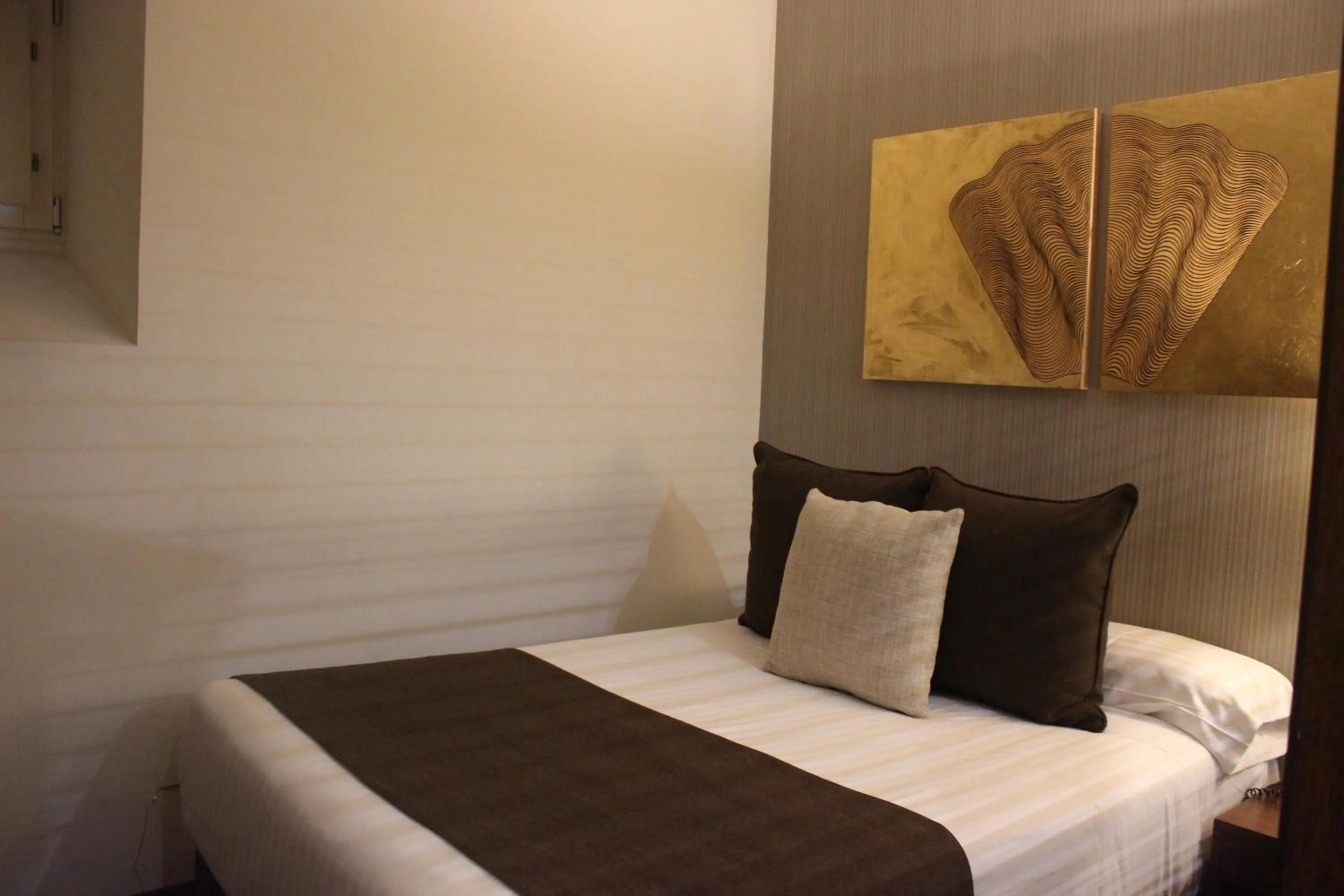 Photo of the whole room, Bed in Carris Casa de la Troya